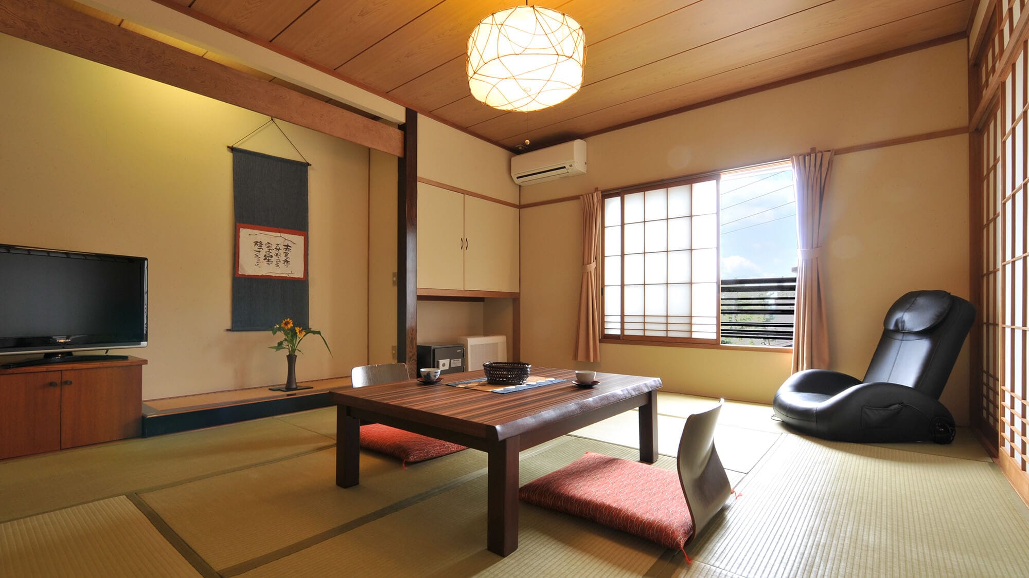 Japanese-style room 10 tatami mats [with petit massage chair]