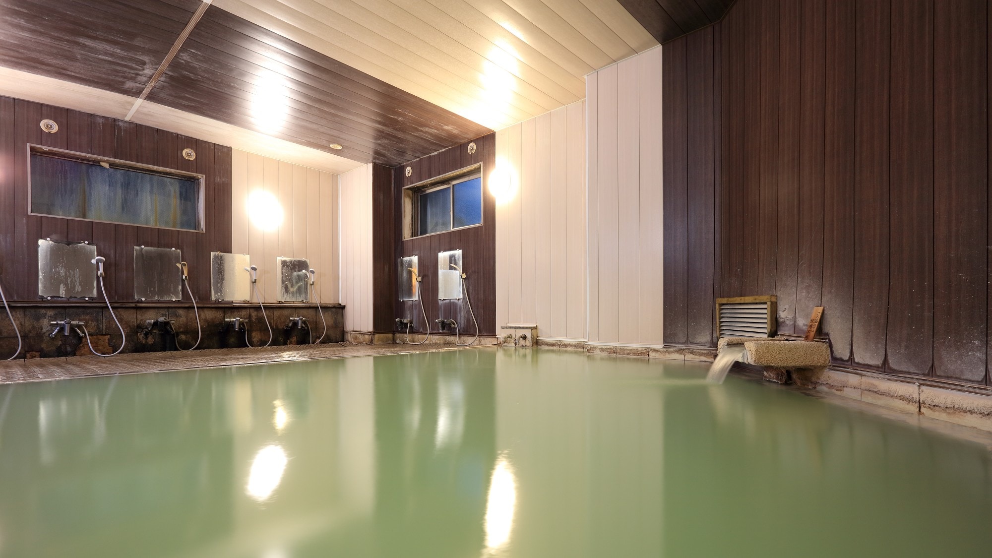 Enjoy the milky-green sulfur springs, which are rare even in the Shiga Highlands.