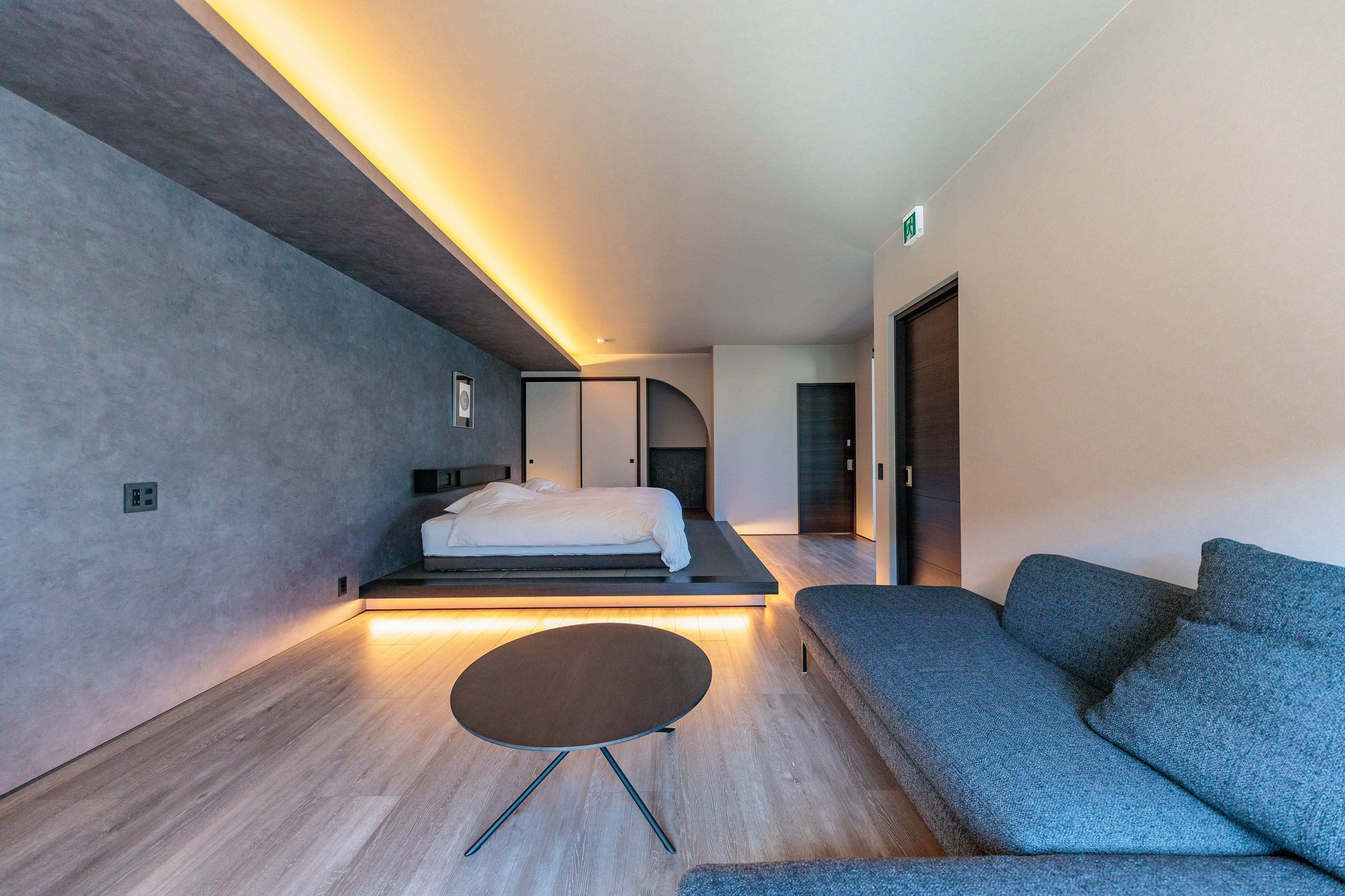 [Shizugo] Interior cantik dengan motif hitam. Di belakang terdapat nijiriguchi (pintu masuk ke ruang teh).