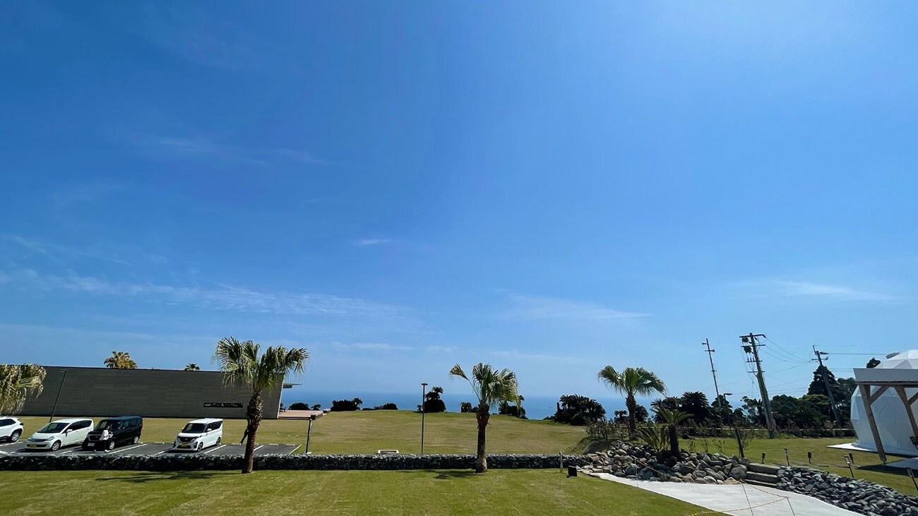 This room is located in the center. There is a grassy area in front of you, so you can run out right away. Perfect for families with children.