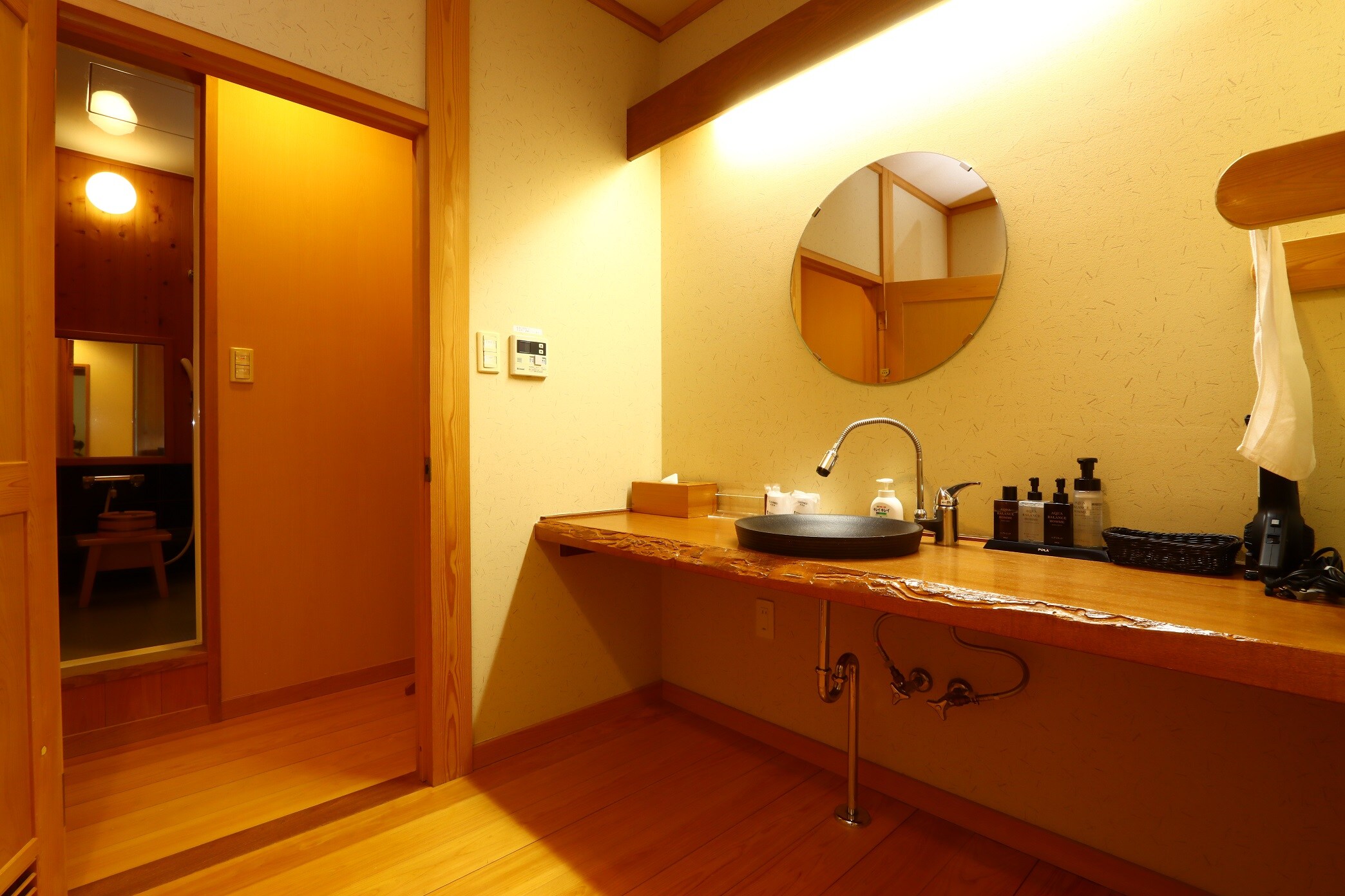 Special room B wash basin