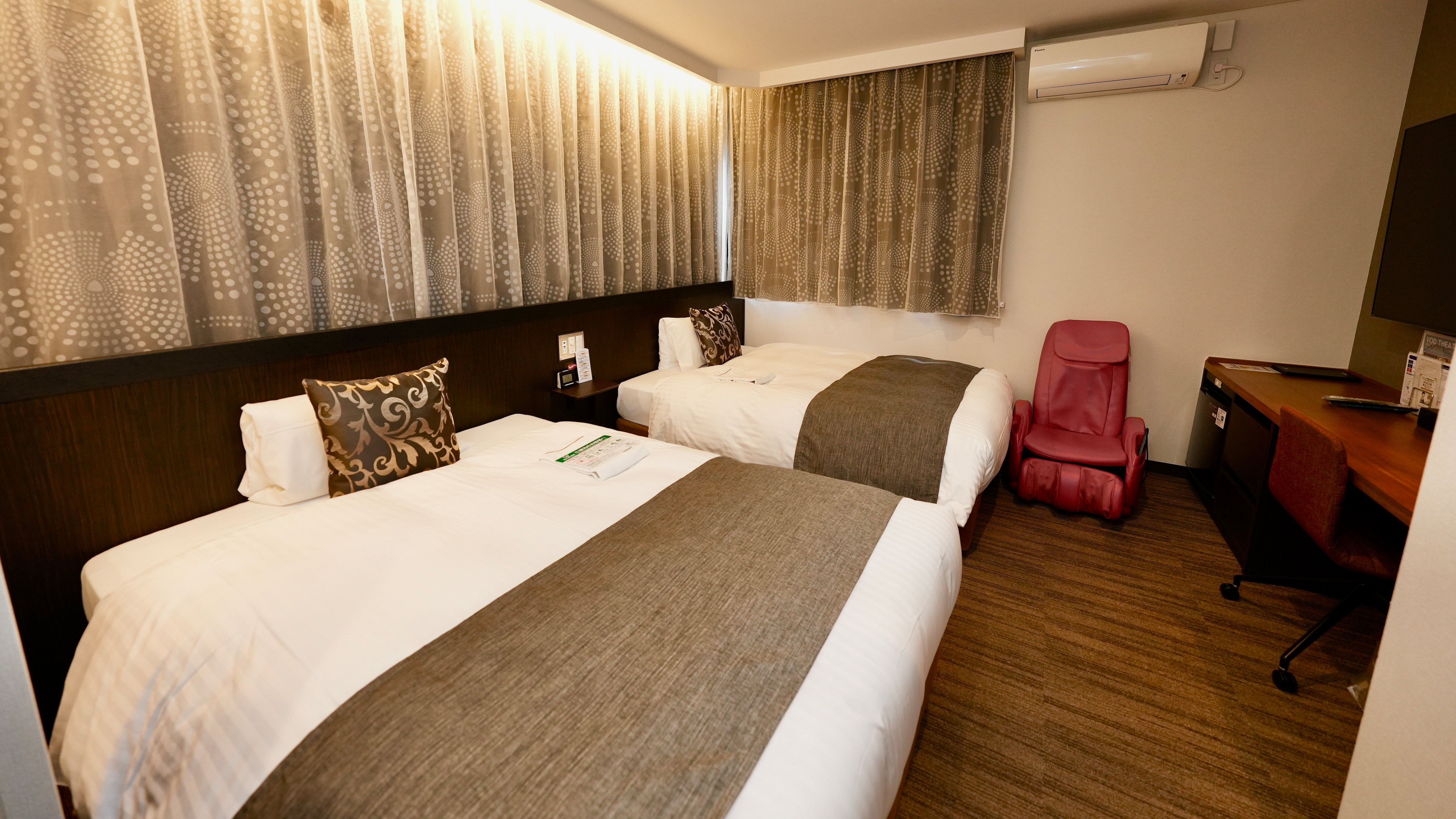 [พรีเมี่ยมคอร์เนอร์ทวิน] 2 เตียง กว้าง 1400มม. ห้องอาบน้ำแยกส่วน ชักโครก อ่างล้างหน้า ฝักบัวอาบน้ำ