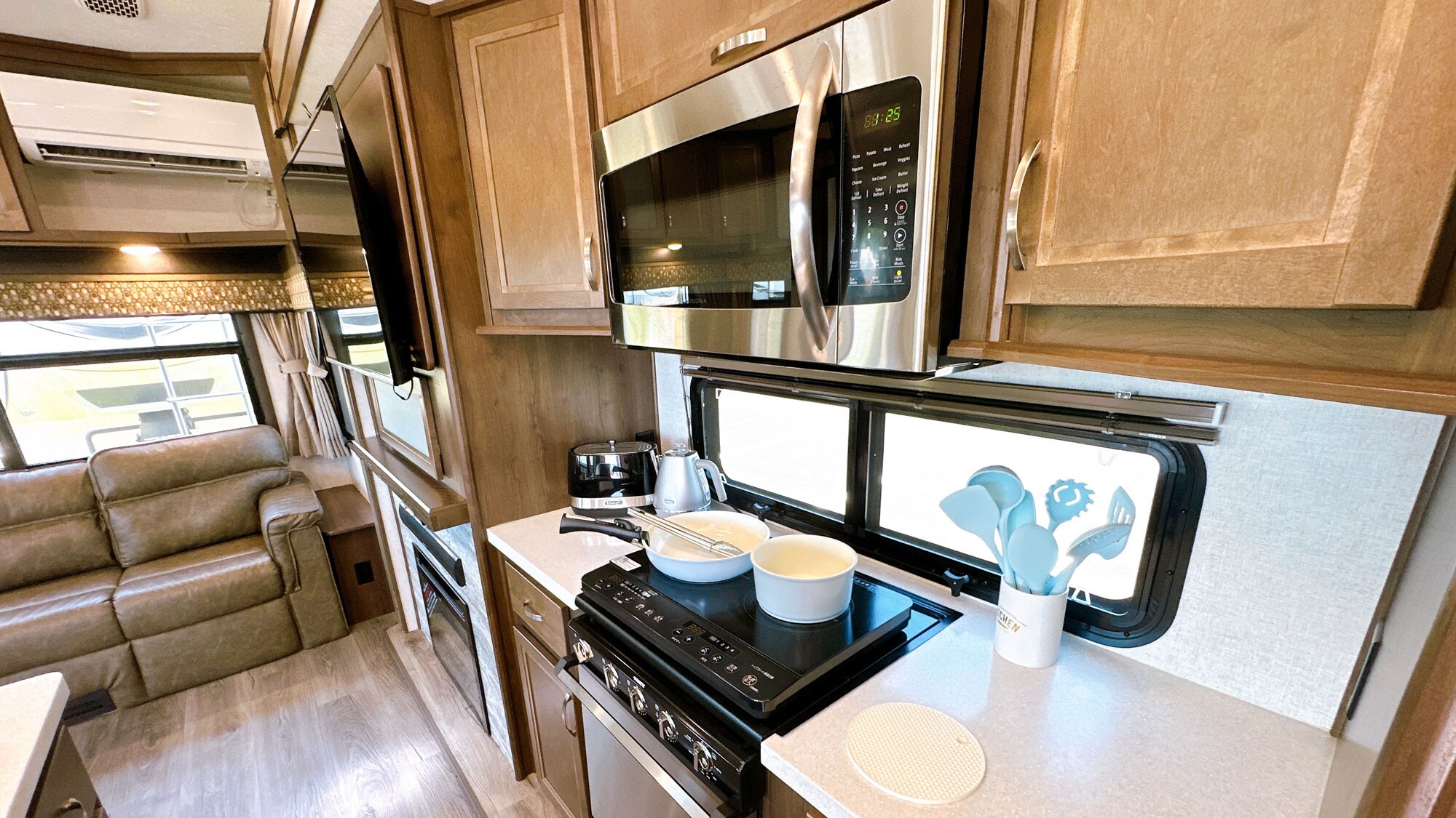 [Trailer house/center area] The kitchen is fully equipped so you can cook your own meals♪