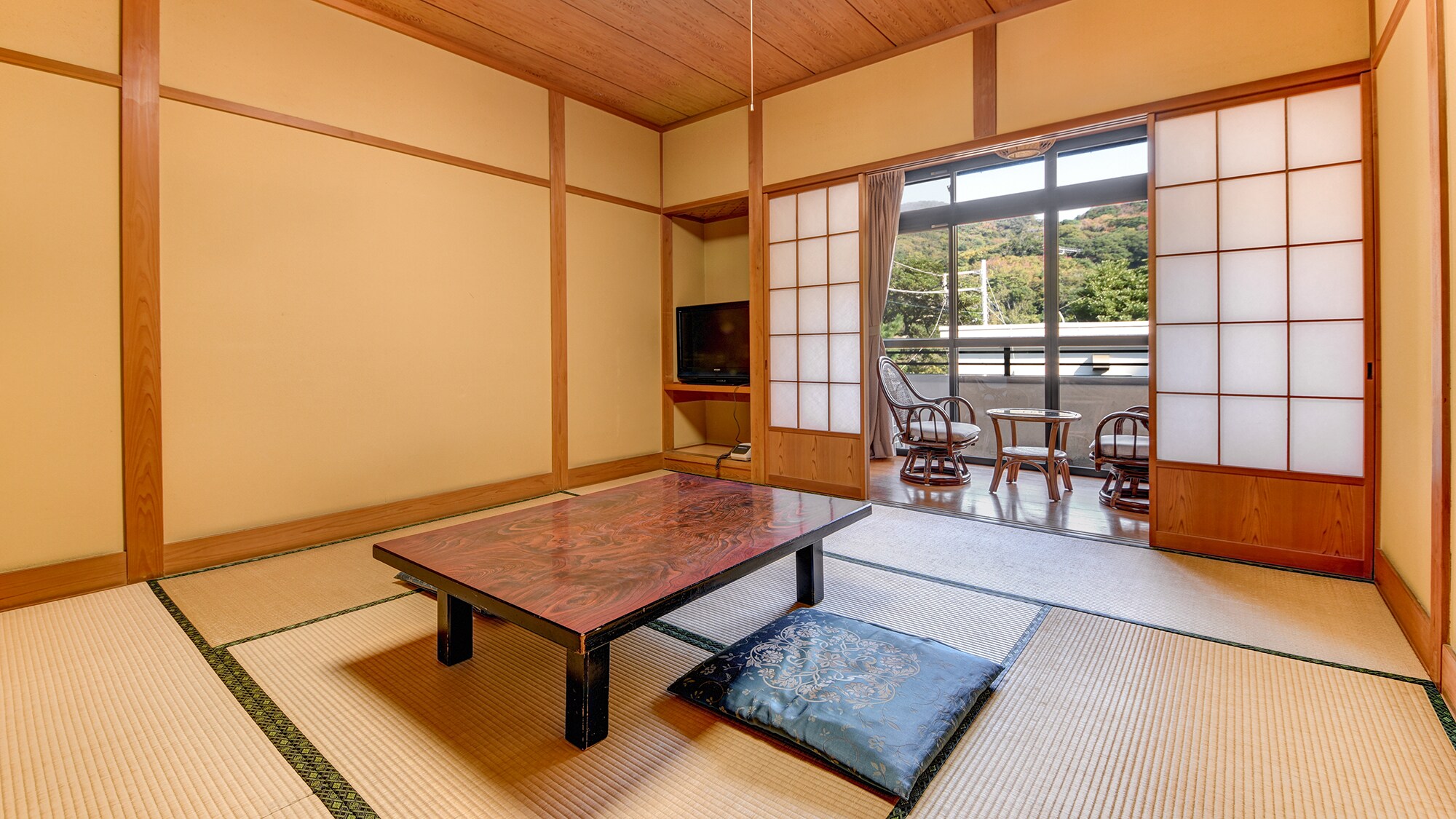 *Example of a guest room: A simple yet relaxing Japanese-style room equipped with an LCD TV