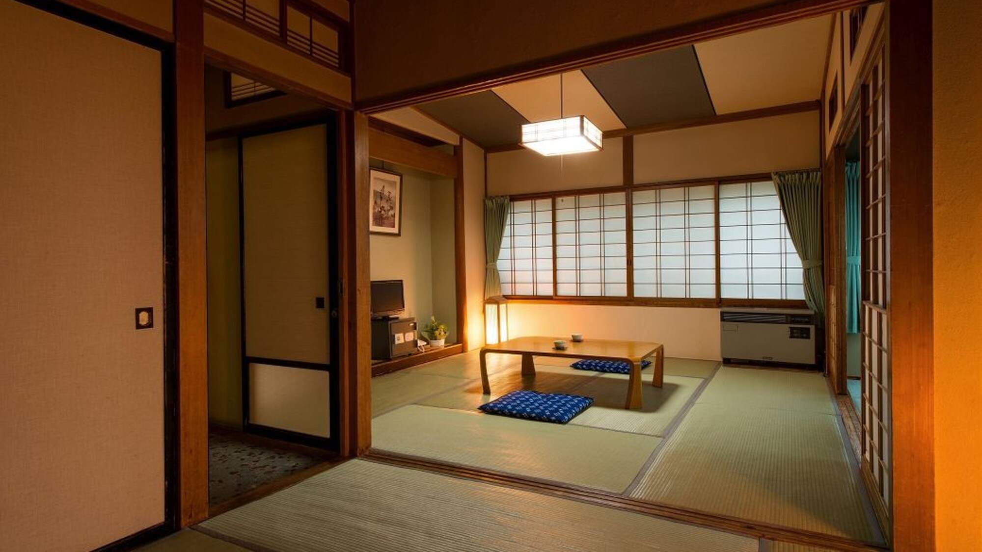 [Japanese-style room, 12.5 tatami mats] Enjoy a relaxing time surrounded by the scent of tatami mats.