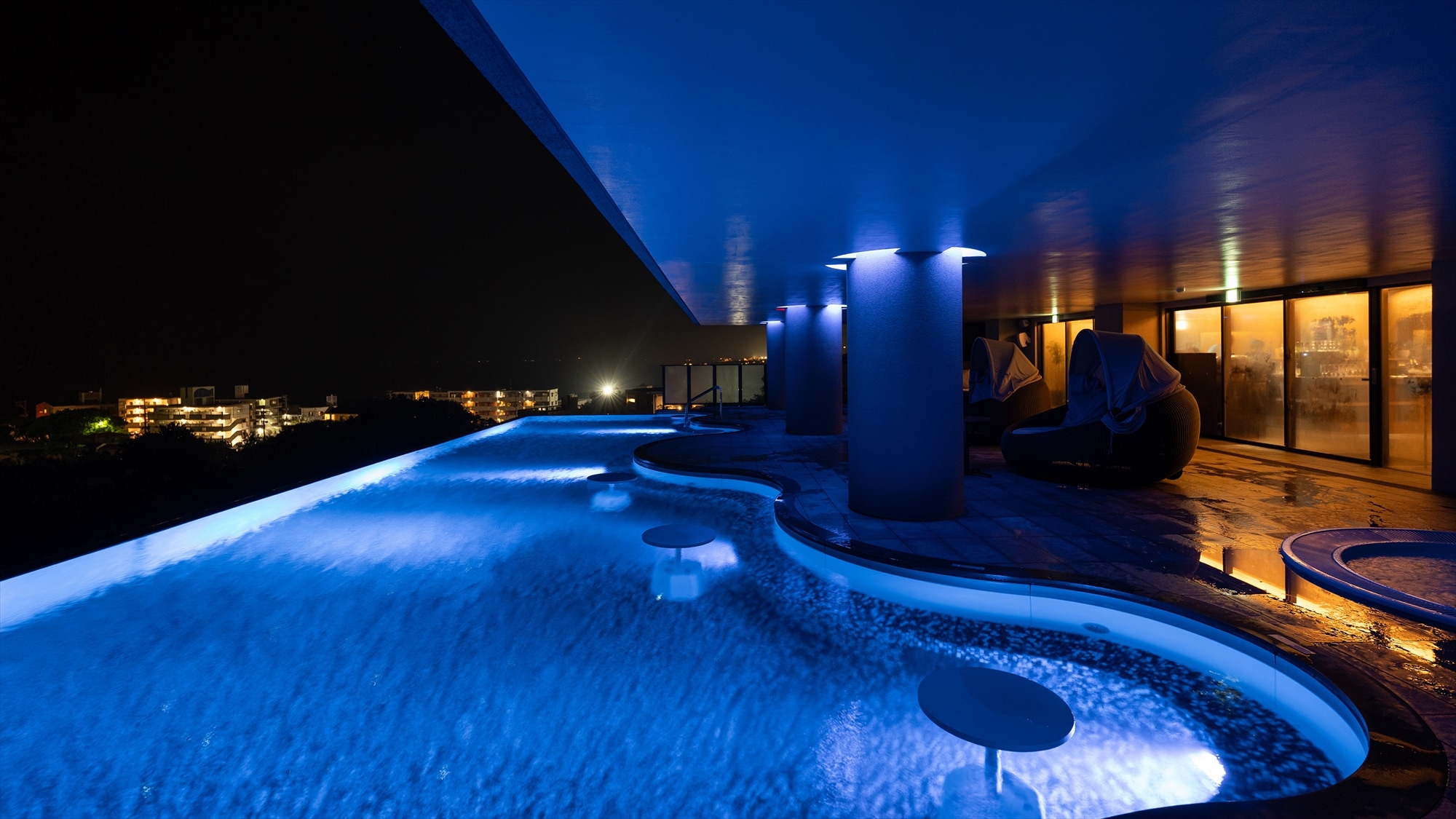 Infinity pool (heated, year-round)