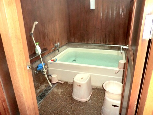 อ่างอาบน้ำในร่ม