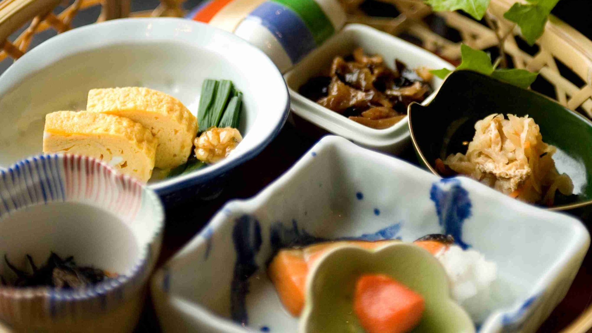 早餐以籃子餐（單份）和半自助餐的形式提供。