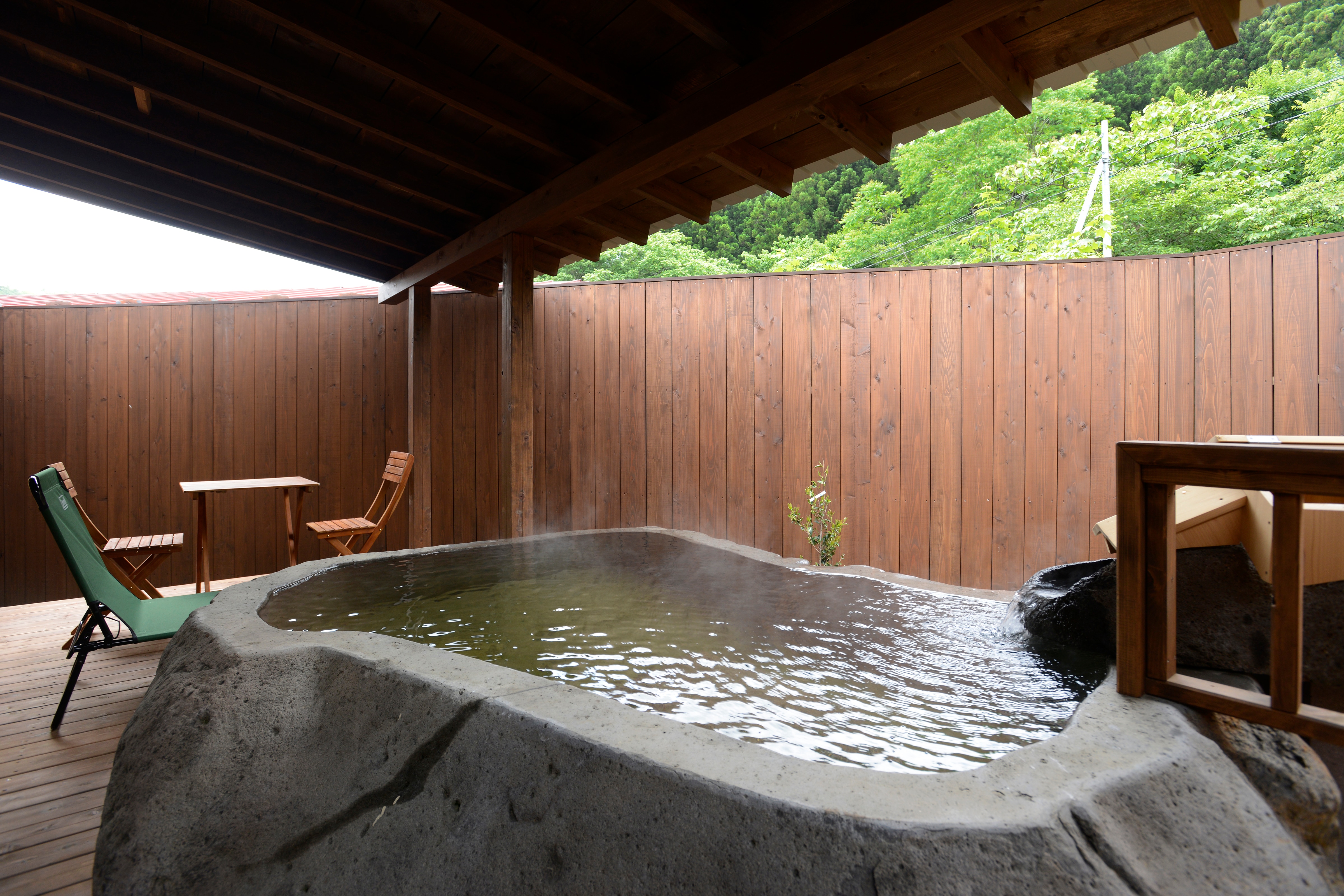 [Annex] Giant stone open-air bath