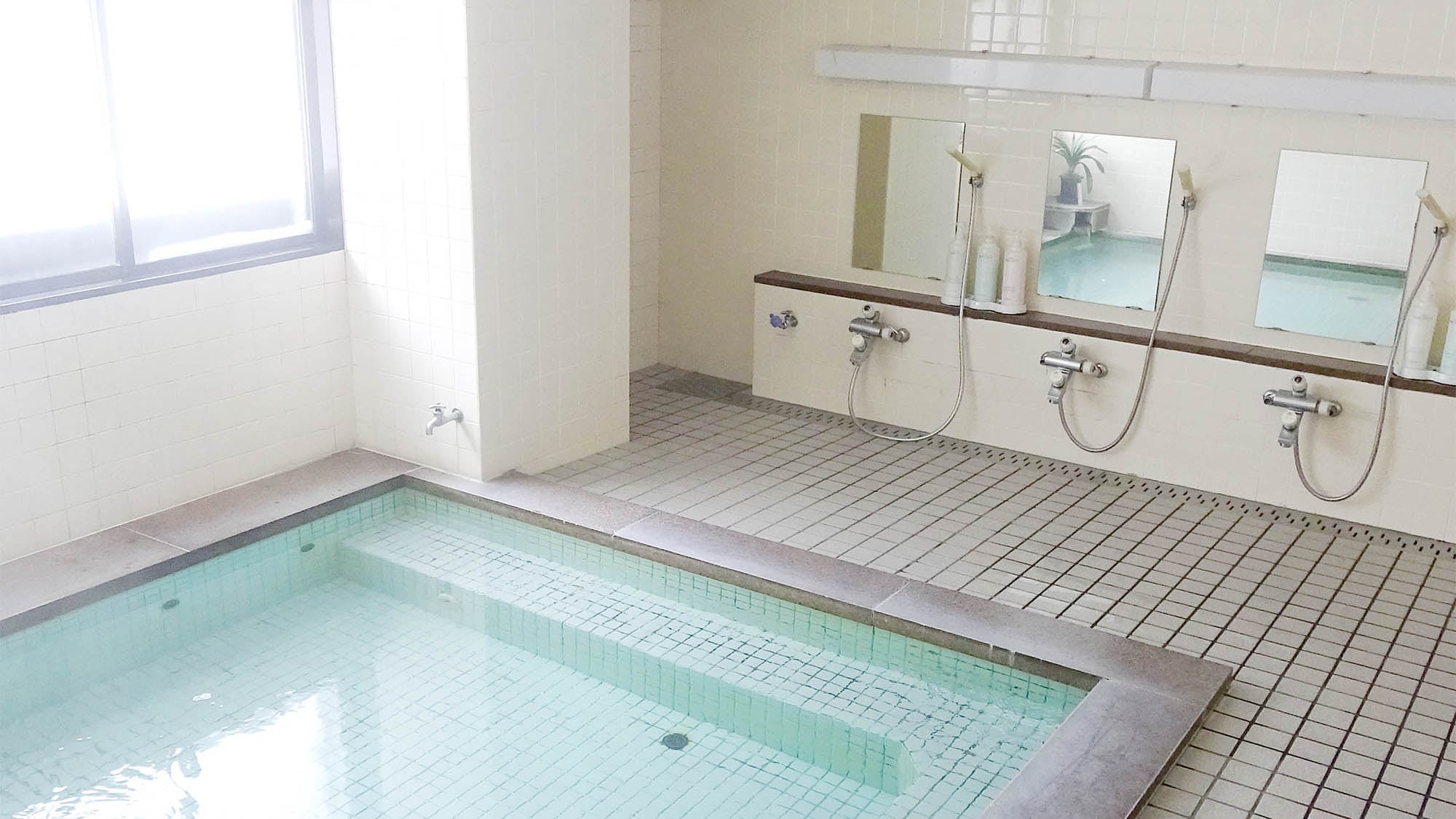 ・[Large public bath] Please relax in the bath.