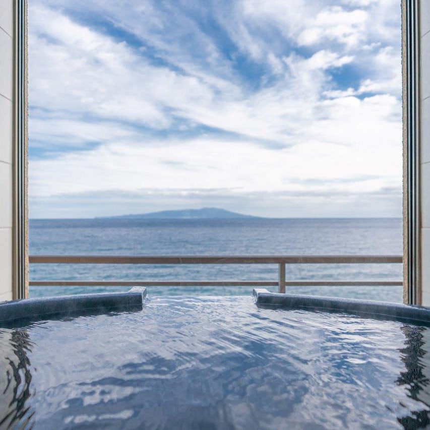 Guest room with semi-open-air bath facing Izu Oshima in front