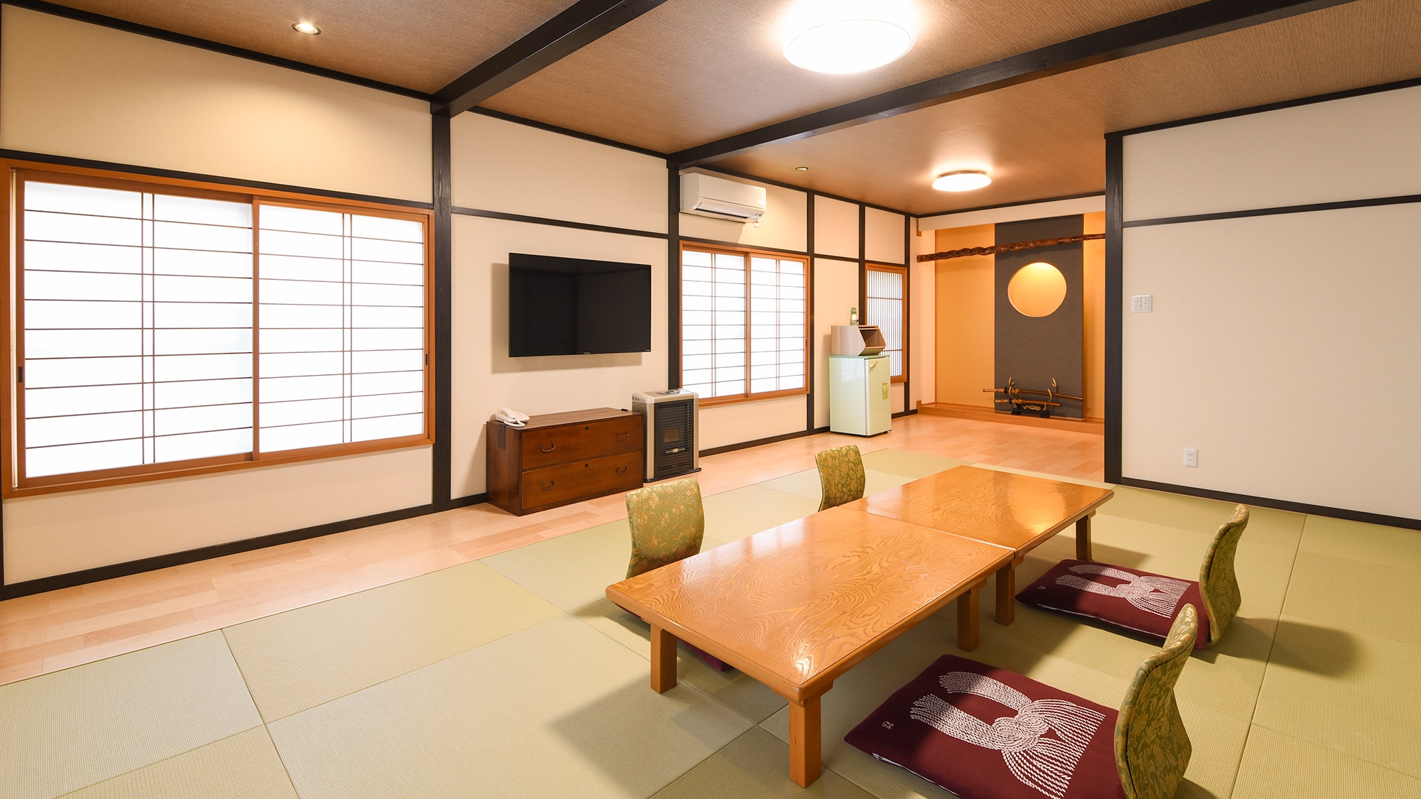 *Room: Japanese-style room with 15 tatami mats and toilet