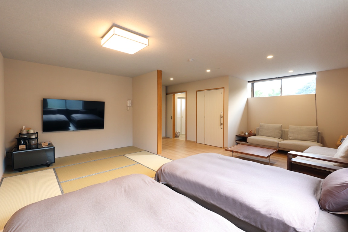 [Family Japanese-Western Room] The bed is a semi-double (Simmons). Additional bedding will be provided for 3 or more people.
