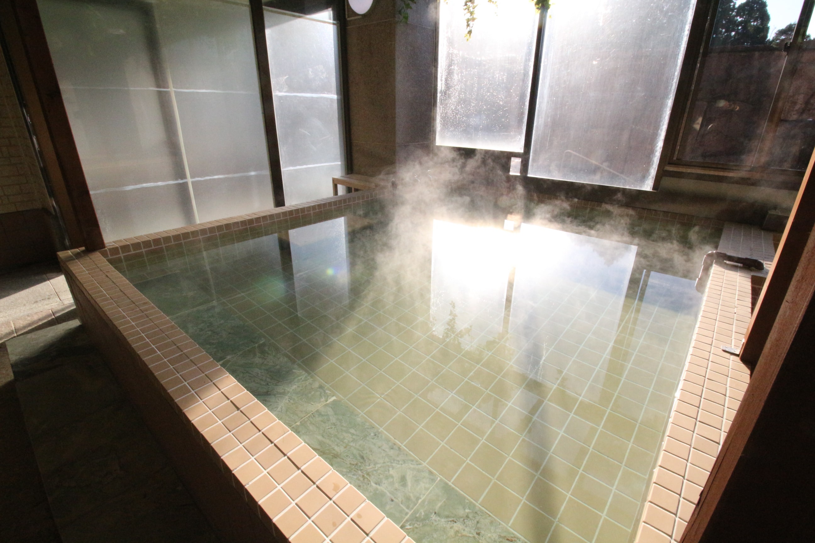 We have a large communal bath. This can also be used as a day trip hot spring for the general public.