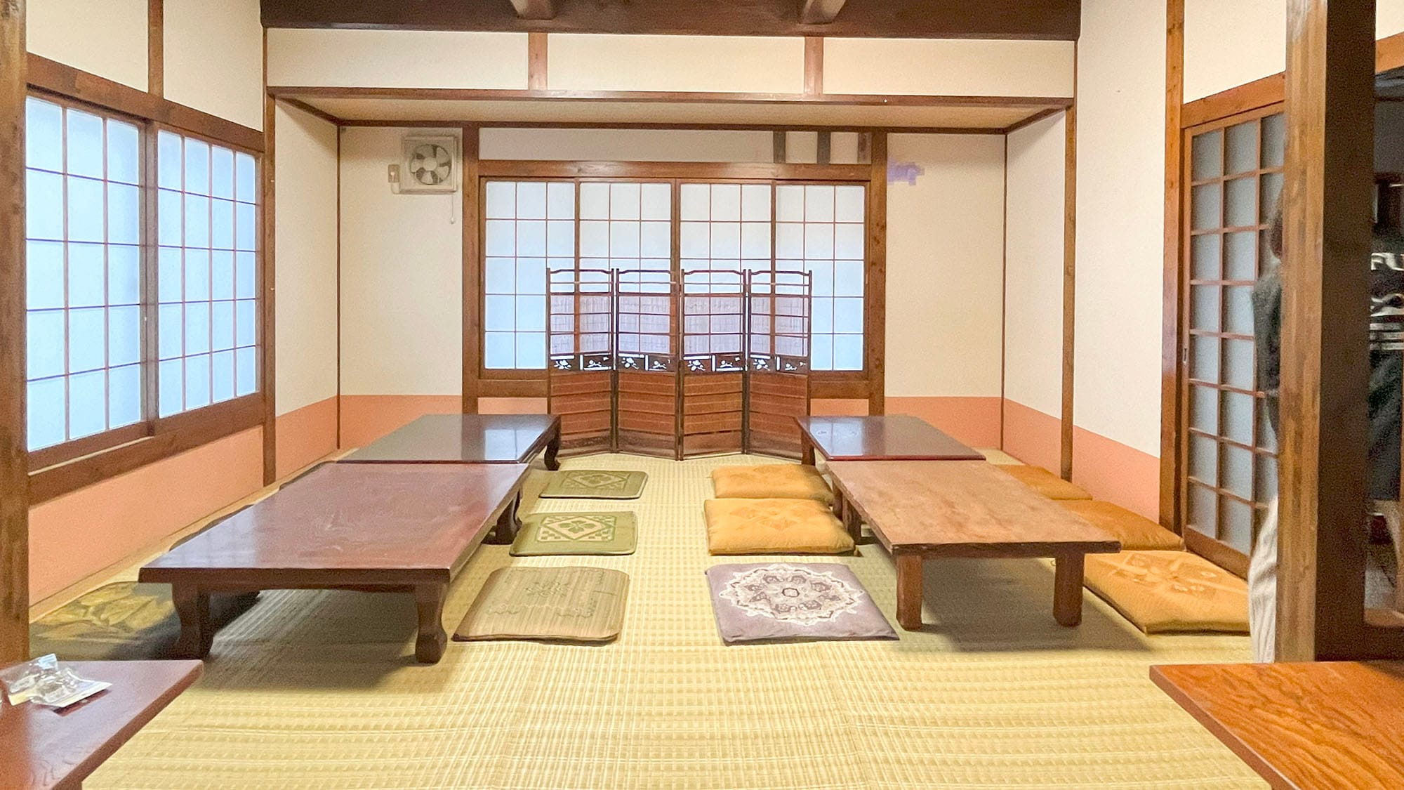 ・[Dining room] Please use this space for meals. You will feel at home.
