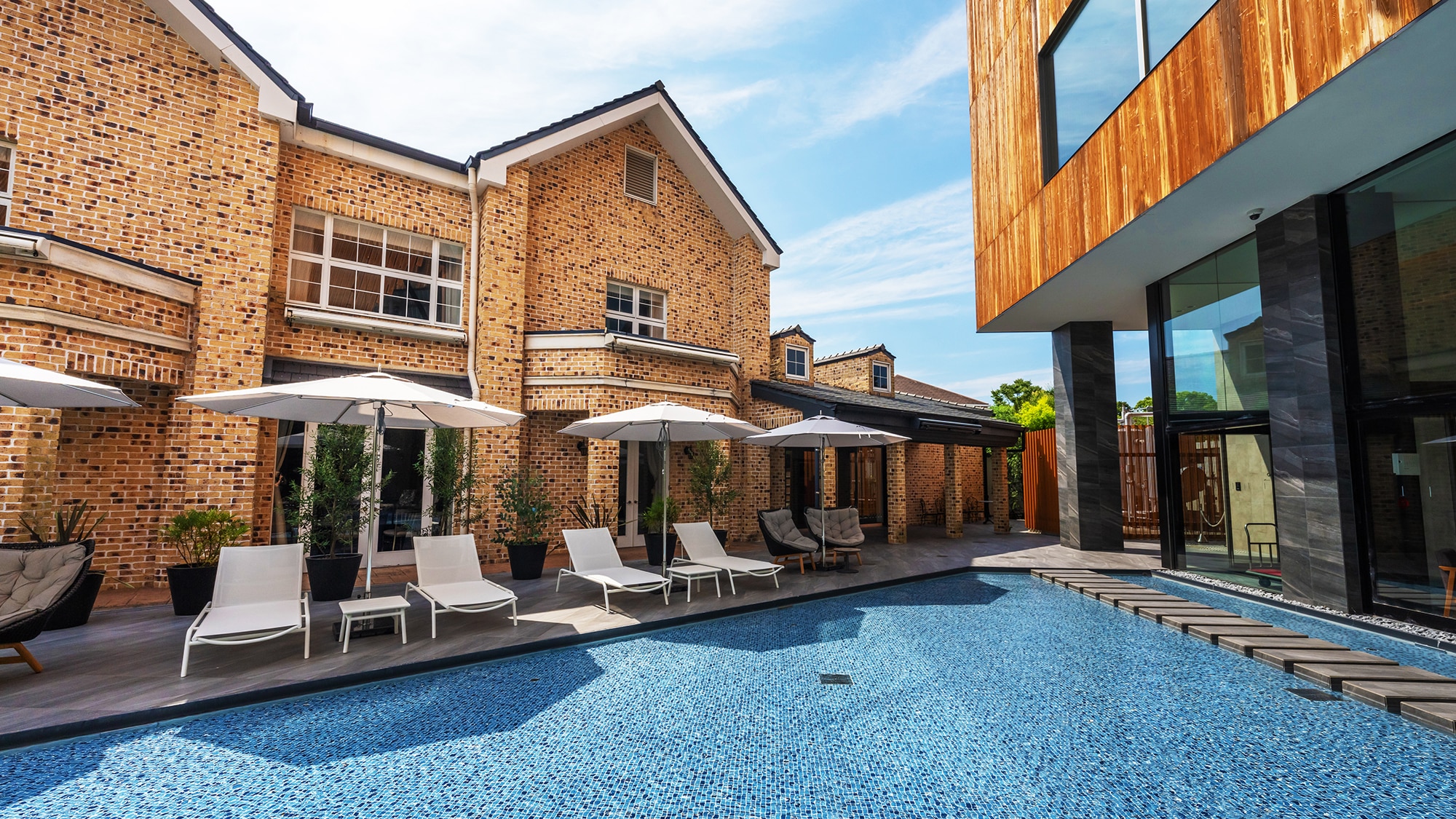[Garden Pool] Relax in the relaxation chairs.