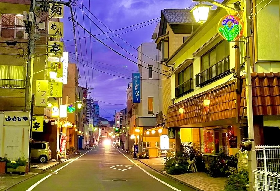・[Hot Spring Town] Right in front of you is the retro "Hot Spring Deai Street," where you can find the famous hot spring manju and a shooting gallery.
