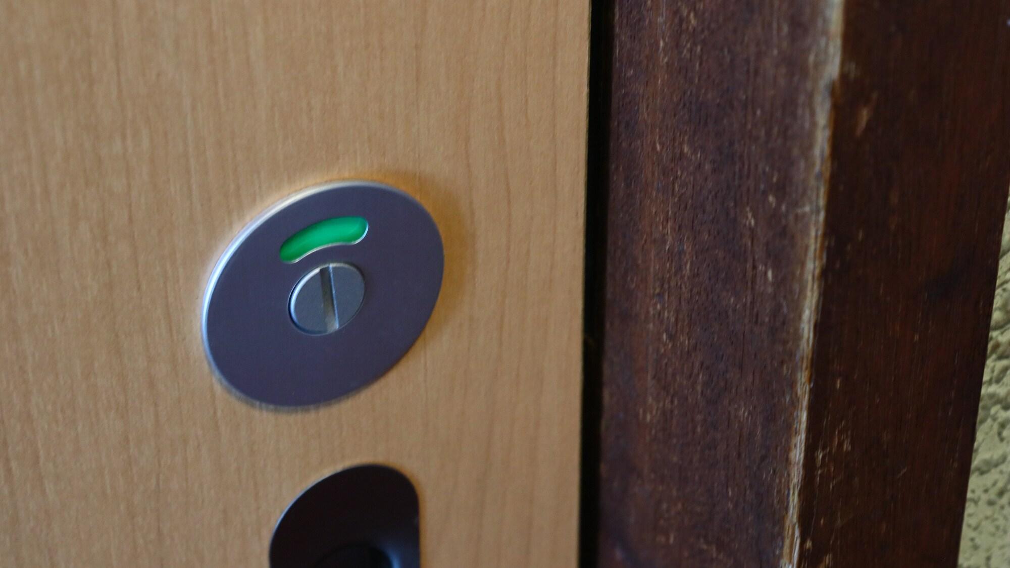 [建築內] 浴室：請使用內部鎖。