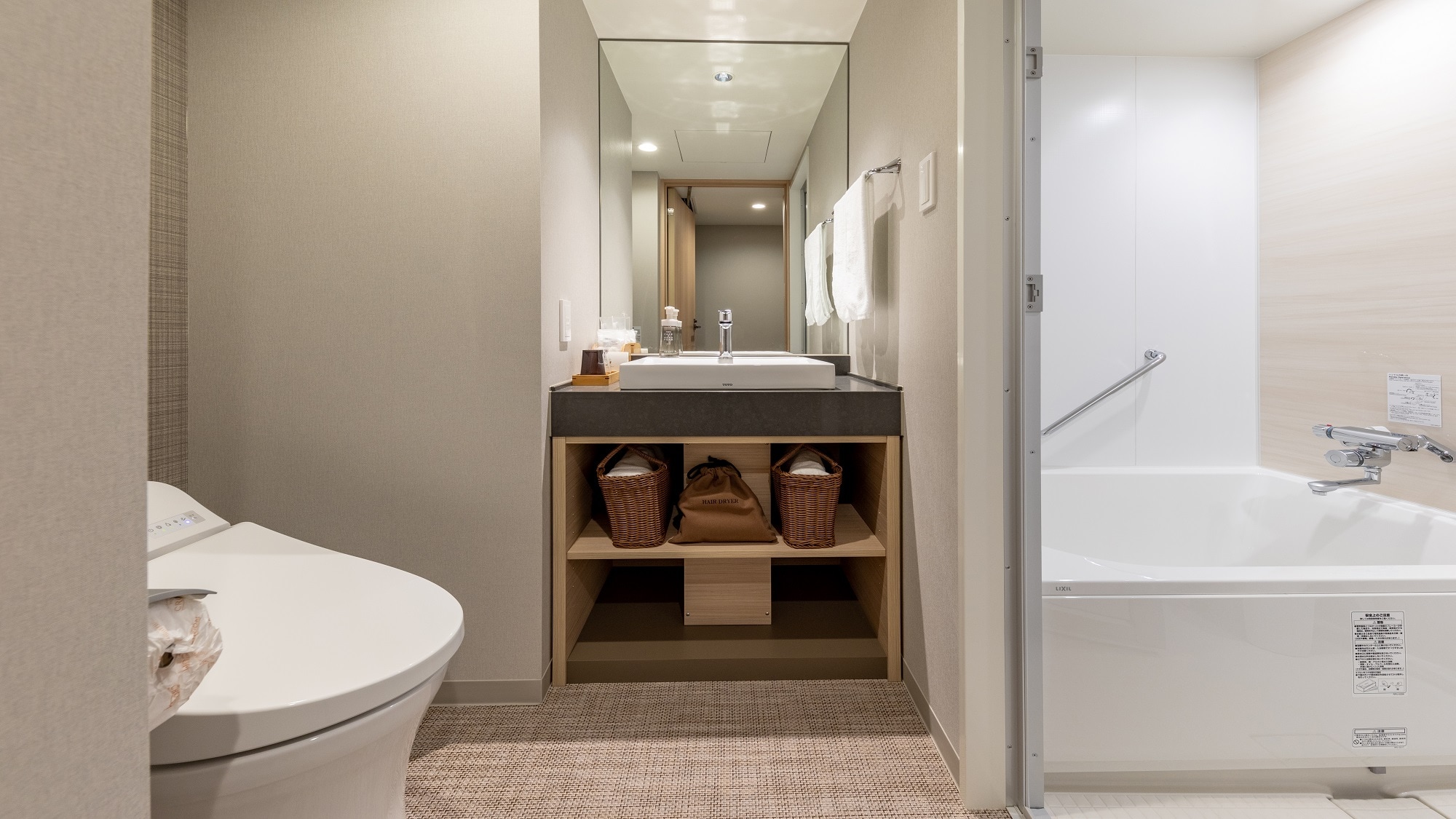 [Comfort Twin] Separate sink, toilet, and bathroom