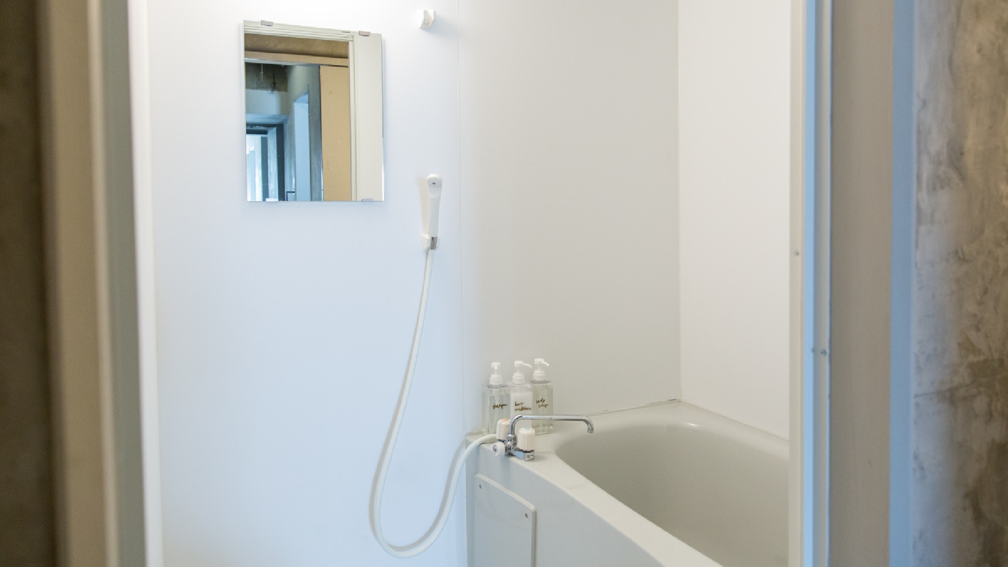 ・[Private bunk bed room] Bathroom with a small window