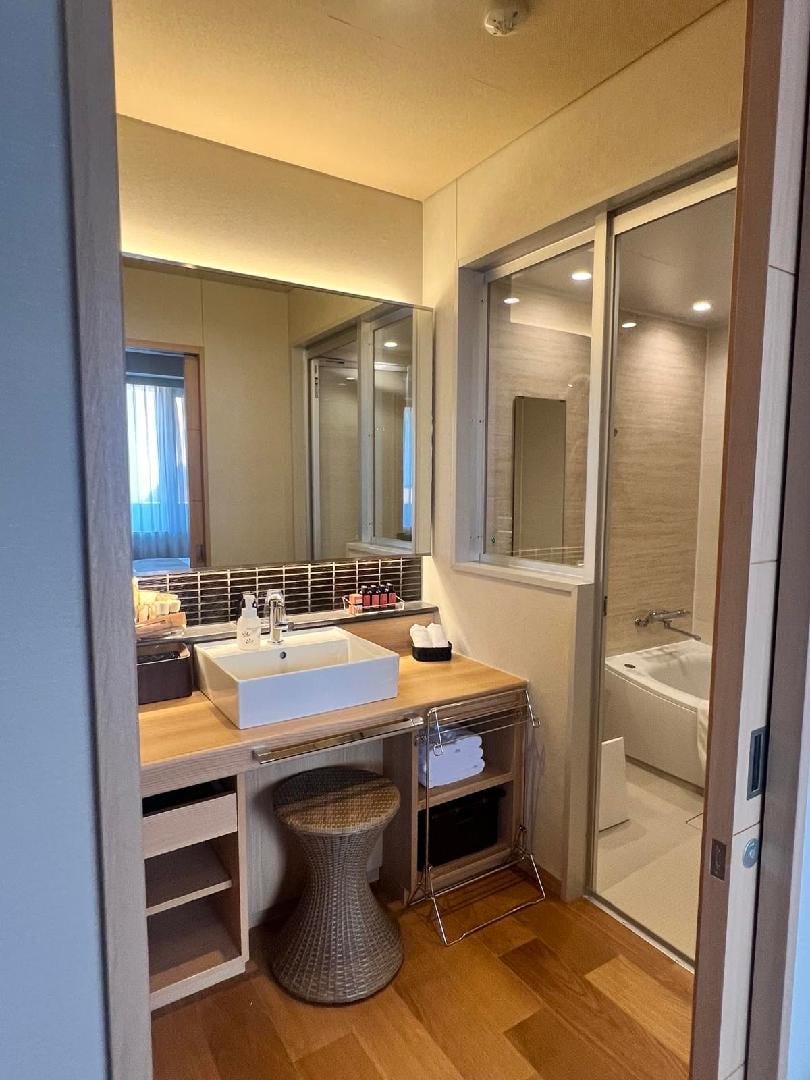 Koyakuen washstand and guest room bath