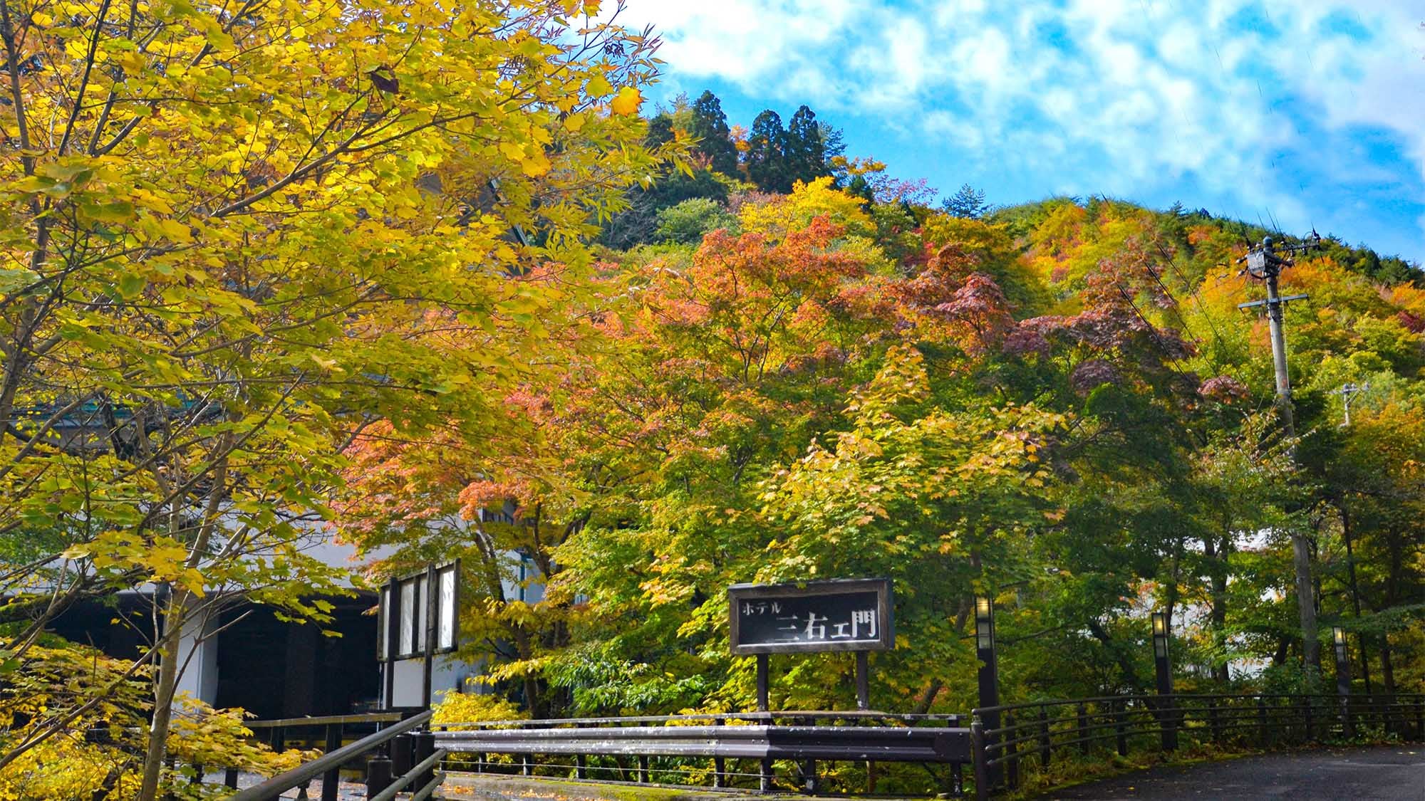 ・A large hot spring in autumn surrounded by colorful mountains and the cool sounds of insects