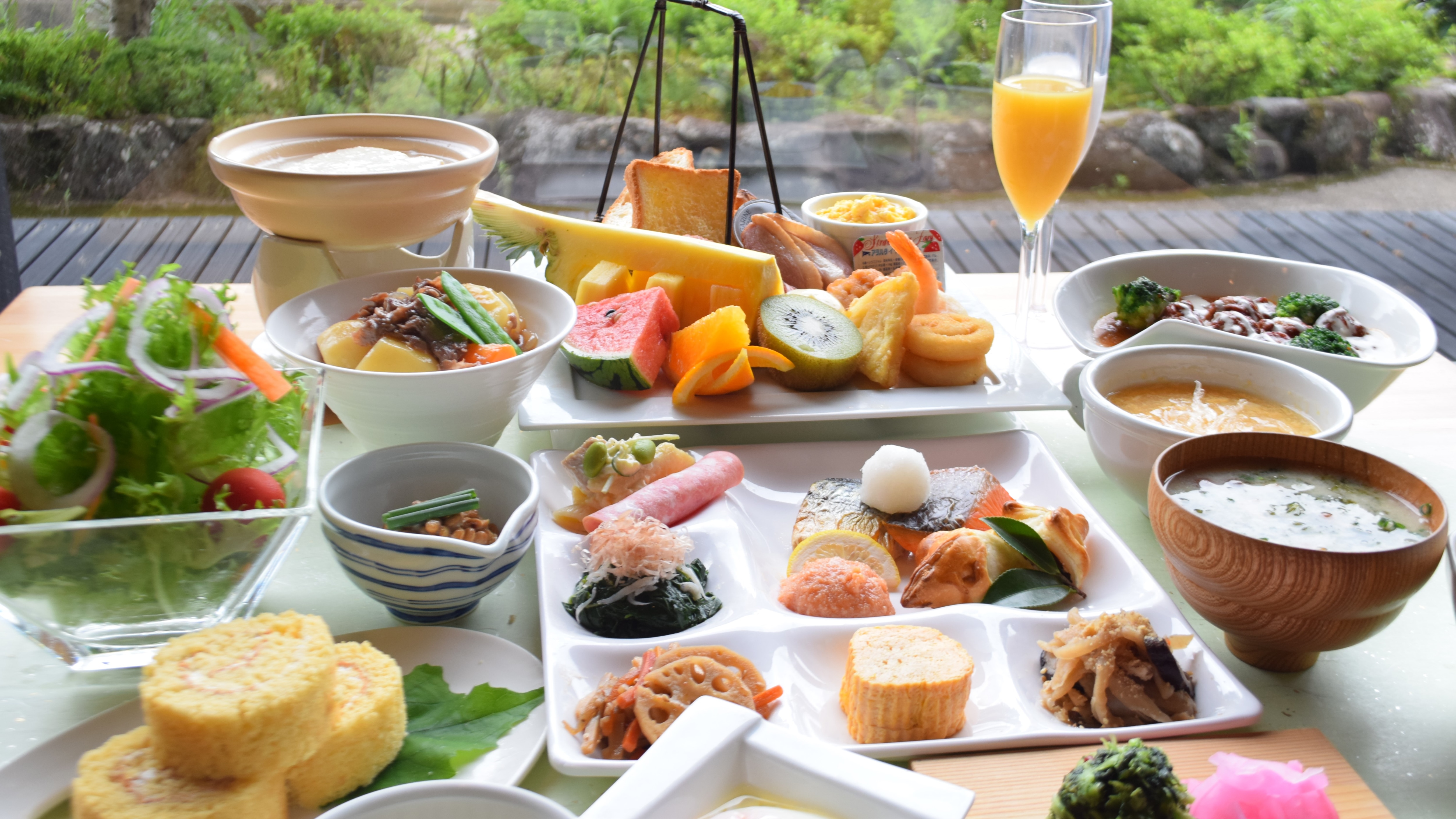 A Japanese and Western buffet that will satisfy both adults and children