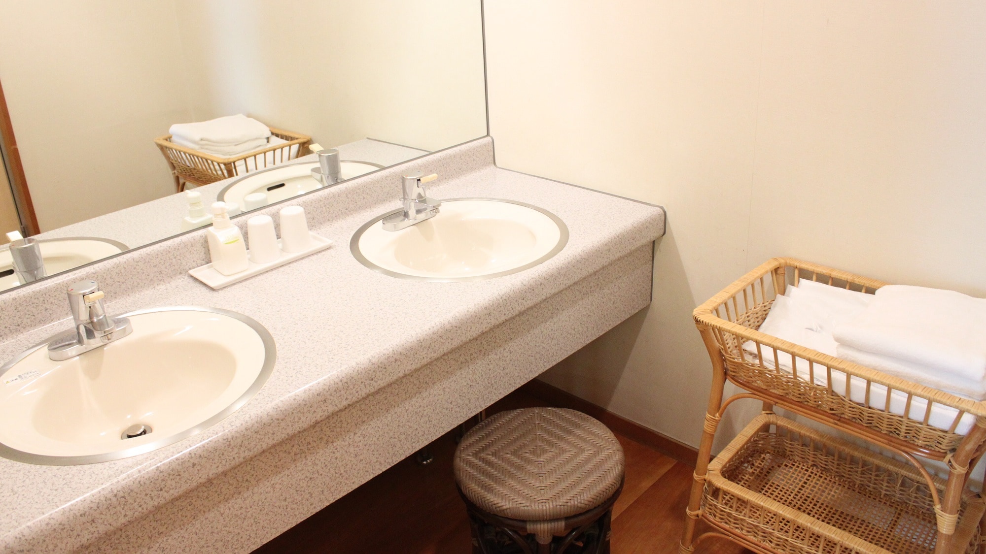 [Spacious Japanese-style room type 50 square meters or more] Washbasin