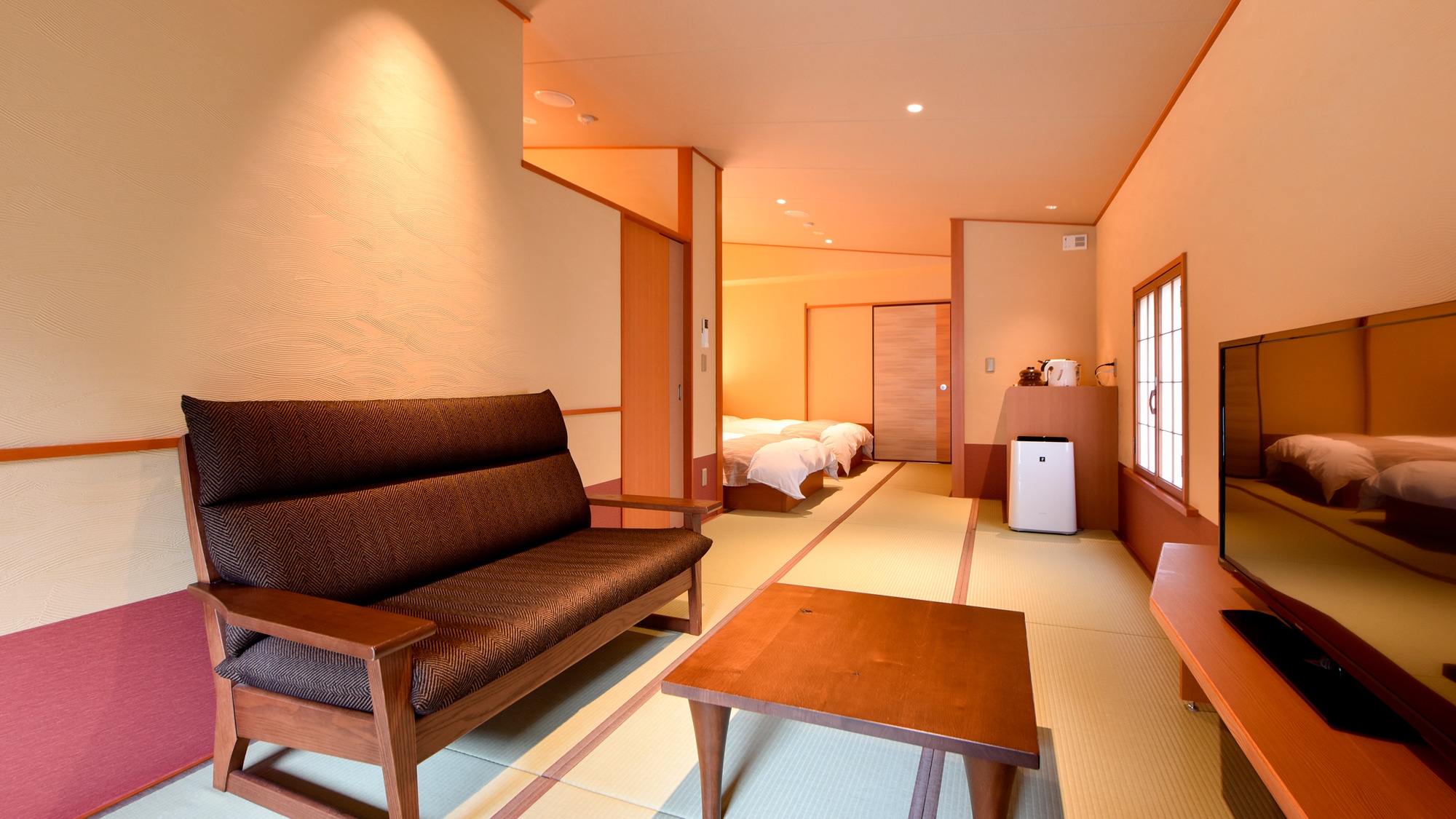 [Main building: Japanese-style room C with Kinsen open-air bath] Slowly cafe time on the sofa while gazing at the outside view.