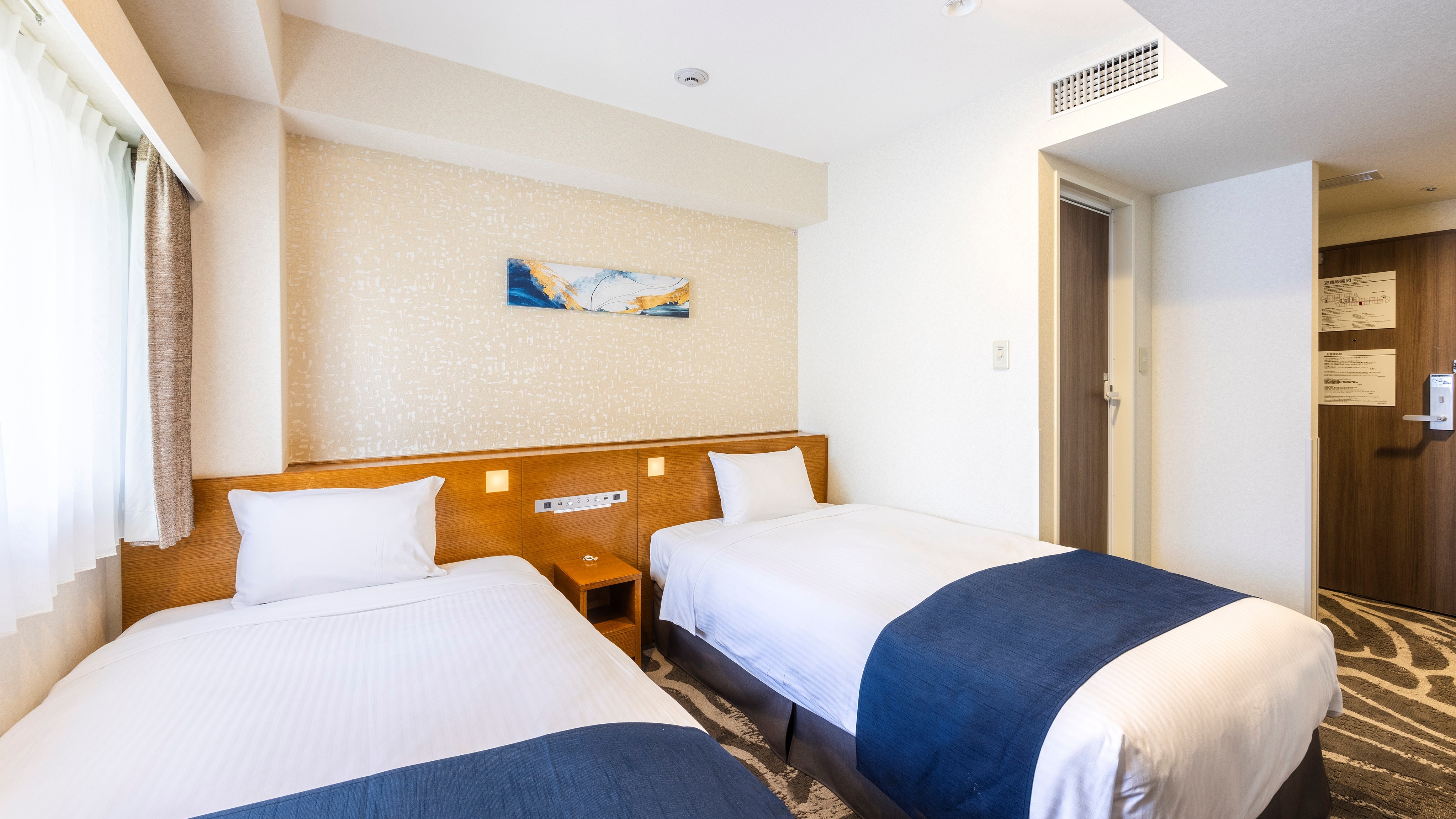 <Renovated Superior Twin Room (example)> Area 19.5m2 / Bed width 110cm