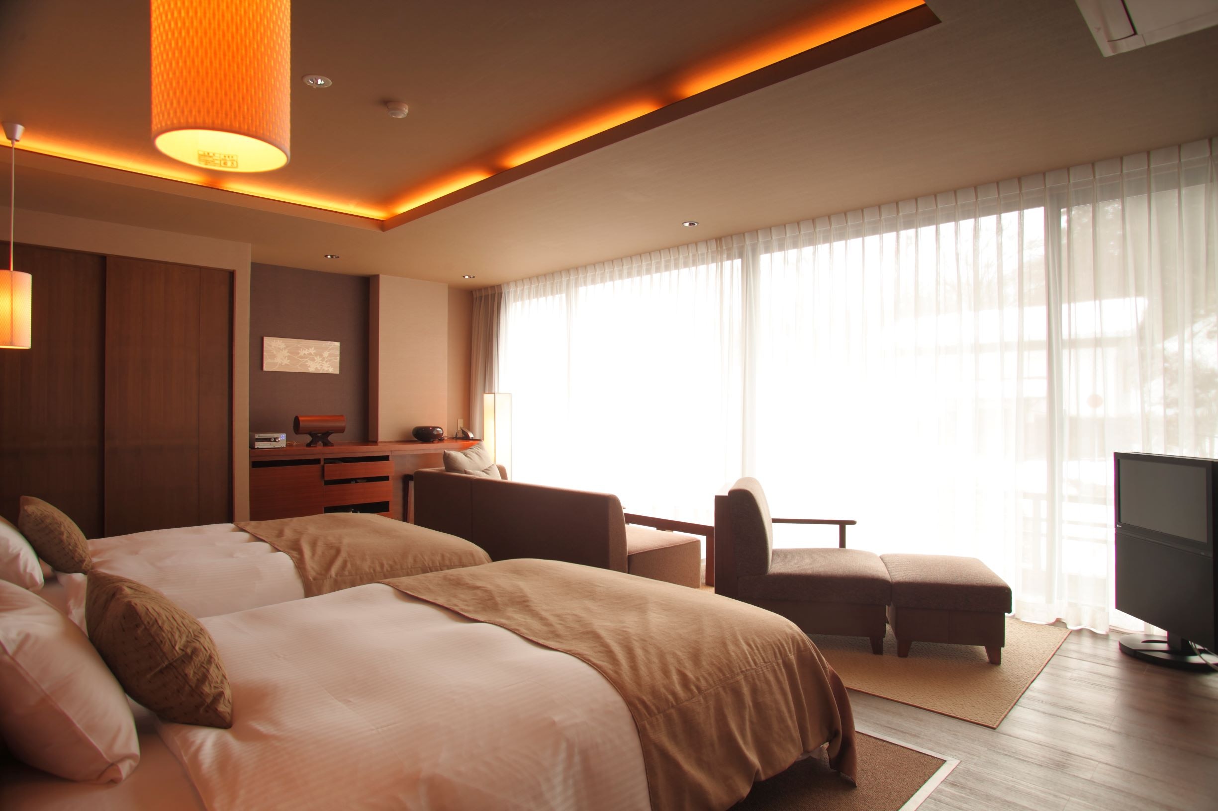 Semi-suite Western-style room