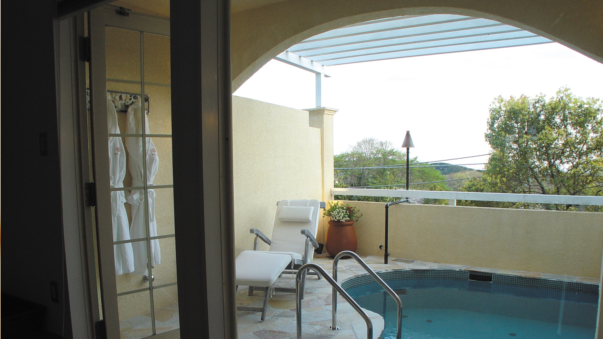 ■Mediterranean Suite Room 23 [Indoor 1 view towards the terrace]