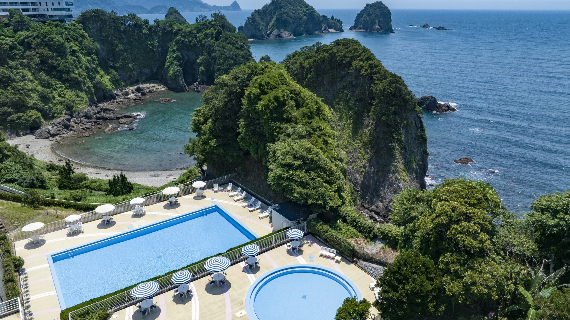<Summer only> The outdoor pool is spacious and spacious