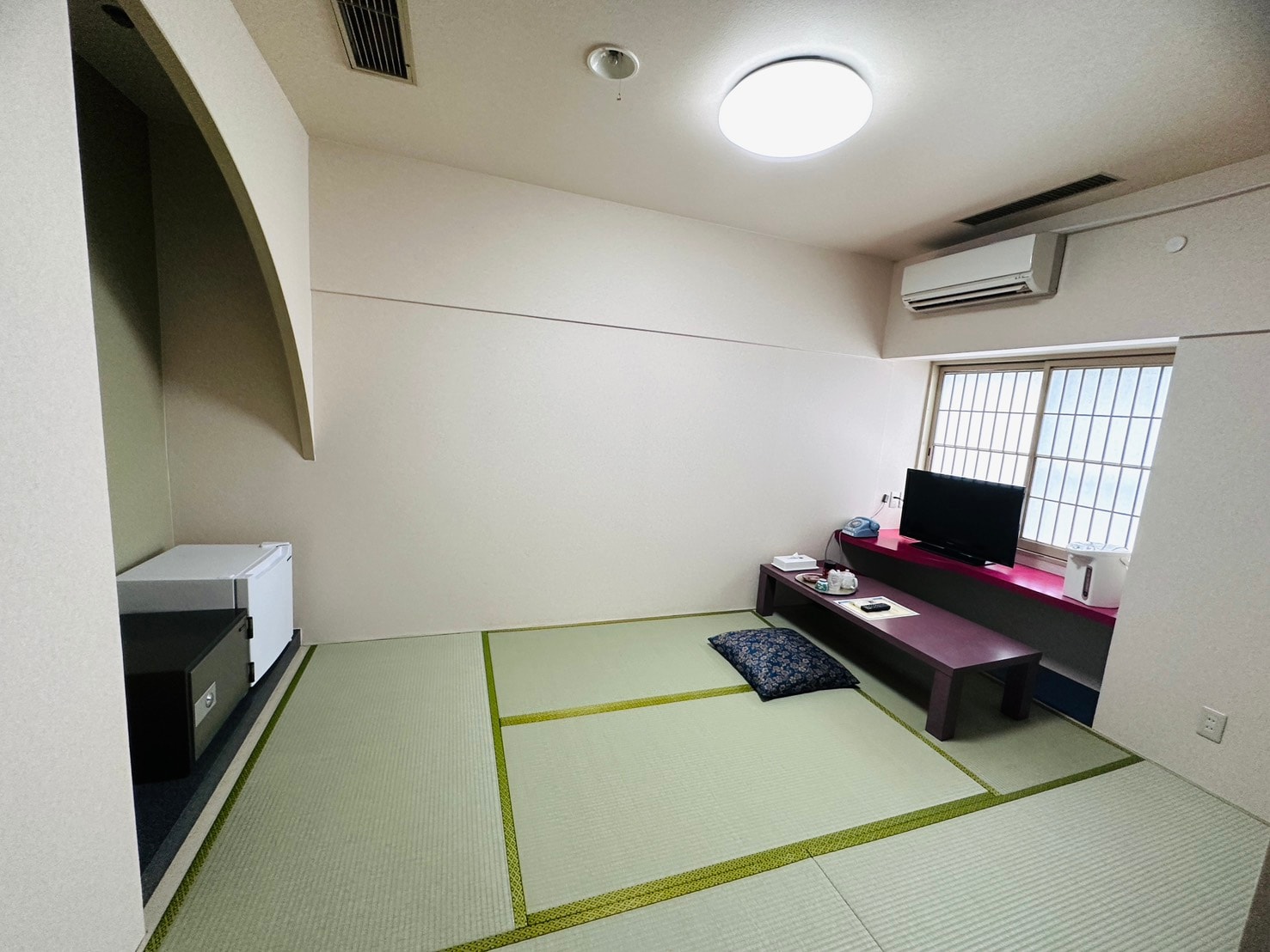 [Non-smoking] Japanese-style room with 6 tatami mats (with toilet and shared bathroom)