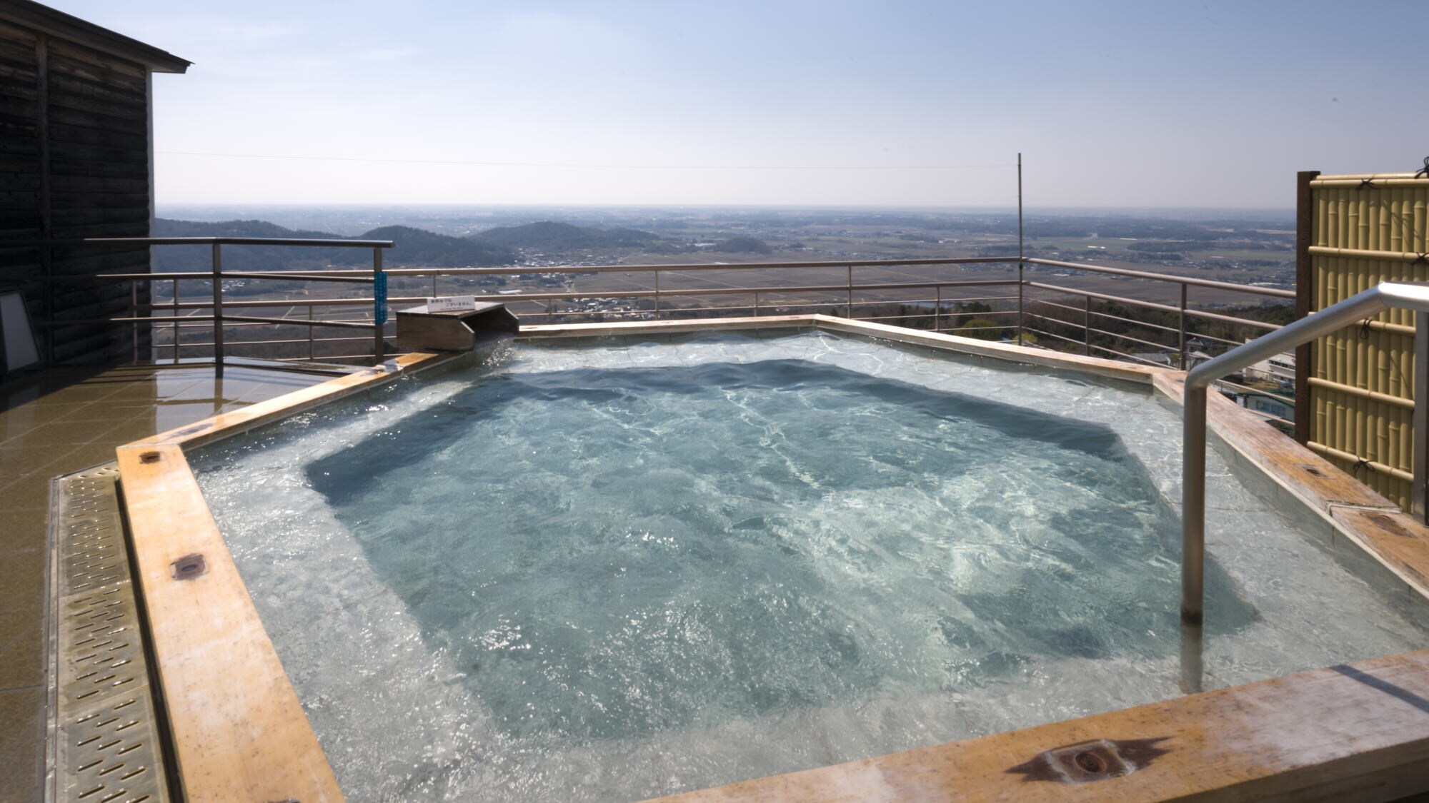 [Top floor panoramic open-air bath]