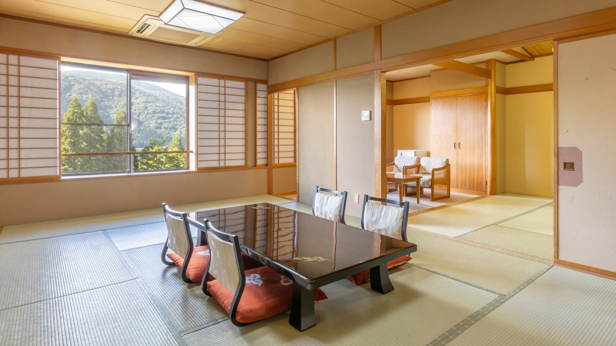 [Main building special room (12 tatami mats + 8 tatami mats + 3 tatami mats)] This is a pure Japanese-style special Japanese room with a size of 66.3 m2 and located on the 5th floor, the top floor of the main building.