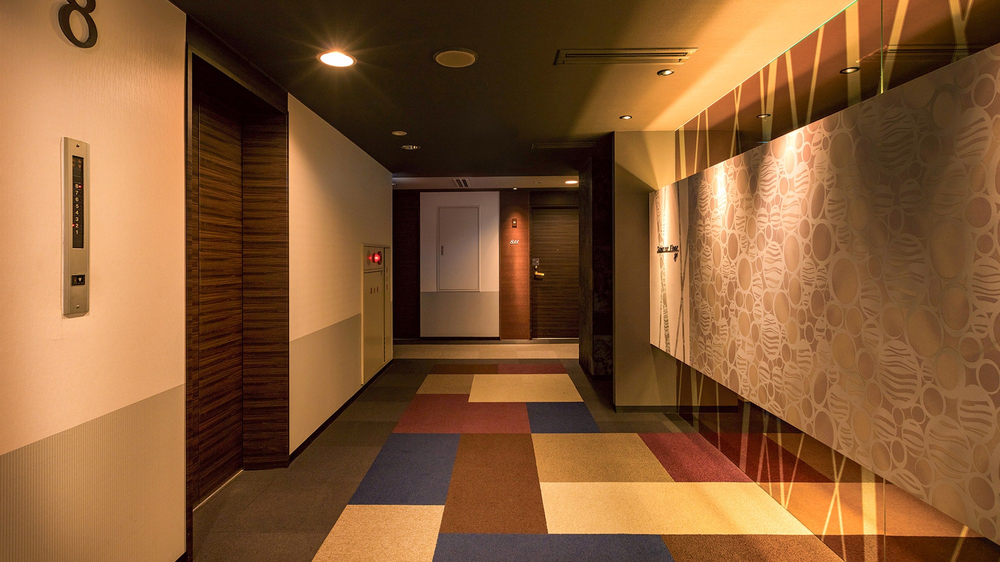 ・The 8th floor is a superior floor. It is decorated in calm colors.