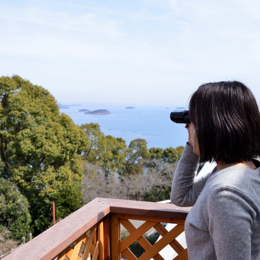 [Japanese-Western room] You can enjoy the surrounding scenery from the terrace.
