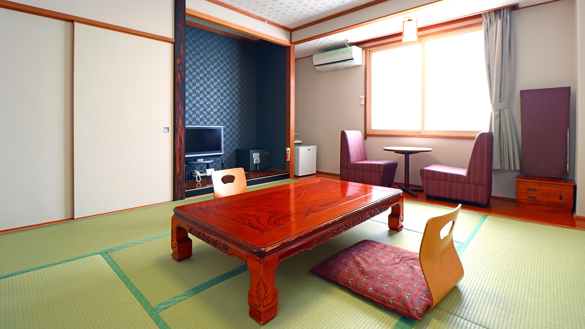 #Japanese-style room (8-12 tatami mats): A relaxing and calming Japanese-style room. Stretch out your arms and legs and relax.