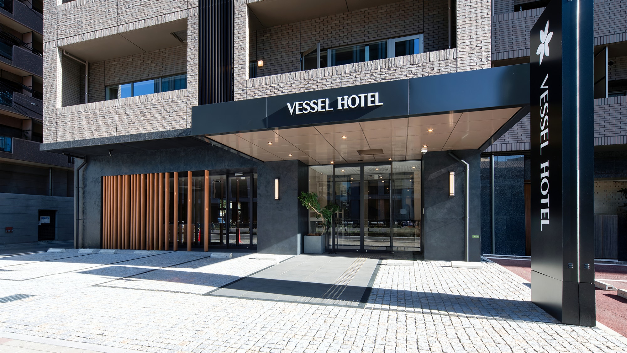 Eksterior (siang hari)