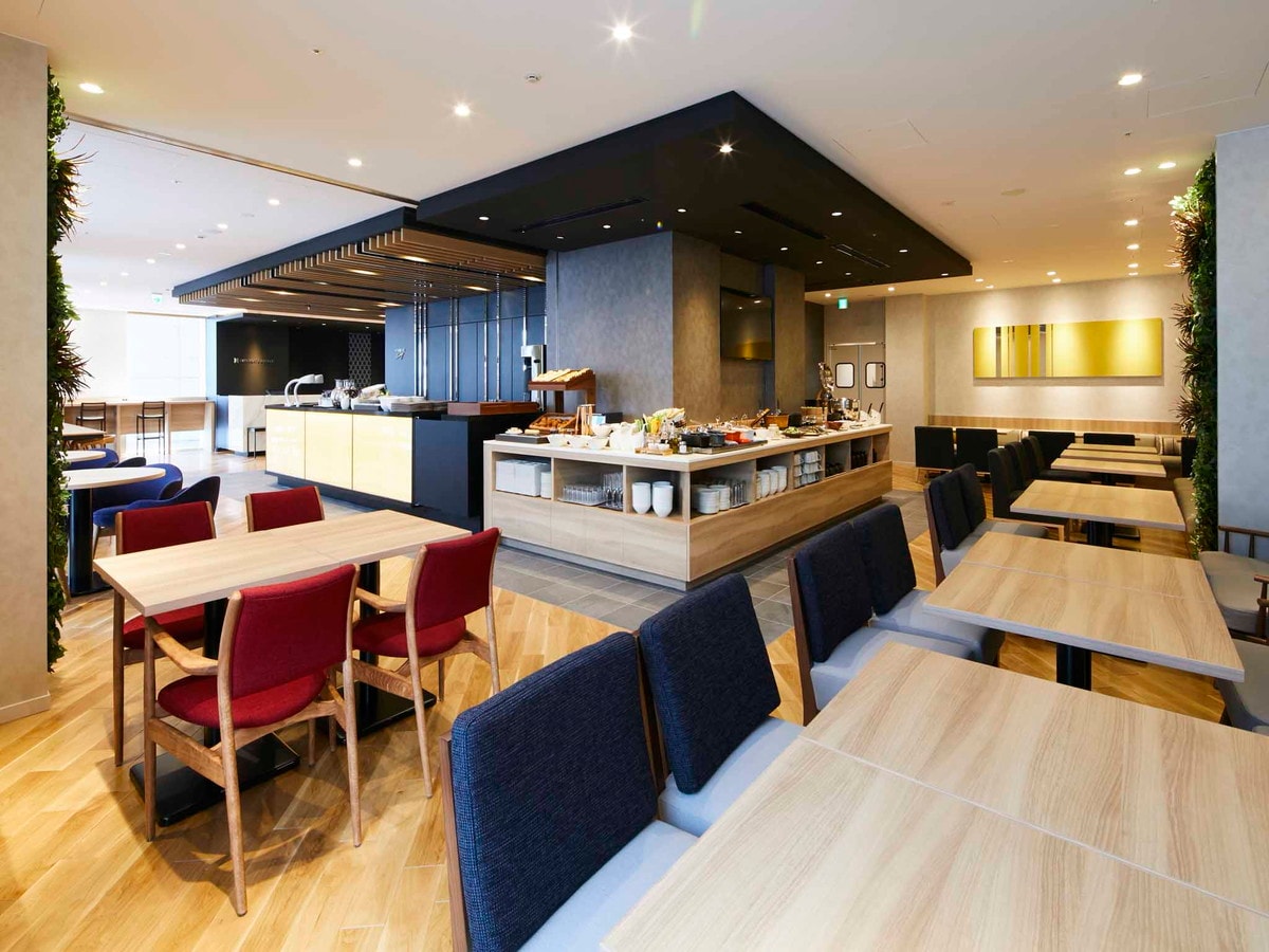 [Breakfast venue] At the restaurant where the soft morning sun shines in, we offer the hotel's proud breakfast that will deliver a fun morning.