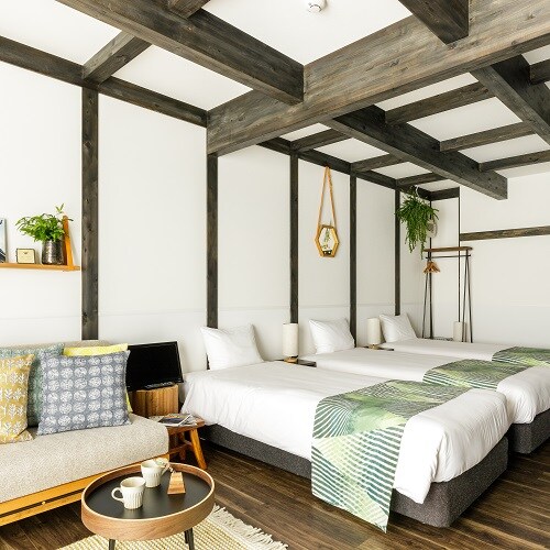 [Room for up to 4 people] Separate bath, toilet, washbasin, refrigerator, microwave, and sink