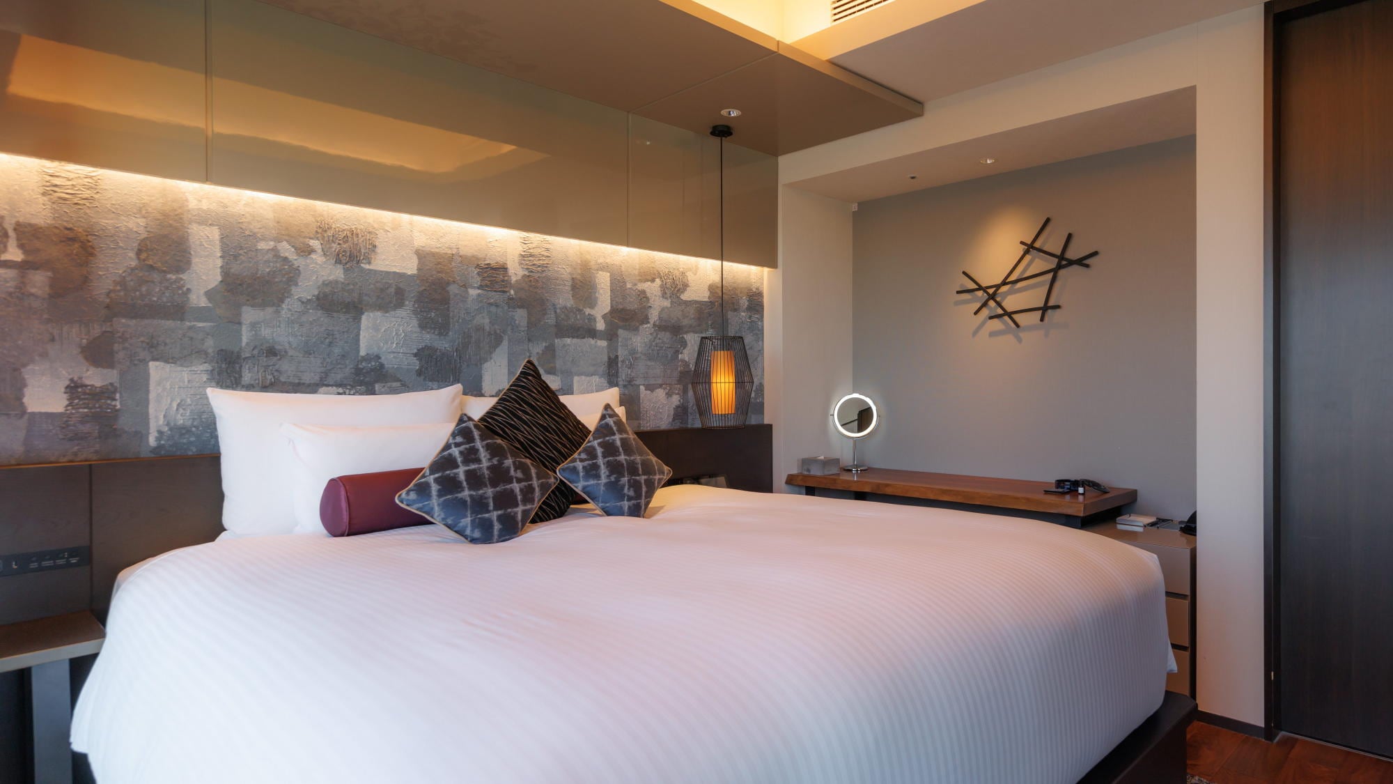 [HIBIYA Suite (King)] 53 sq m / All rooms are corner rooms / Hibiya Park view