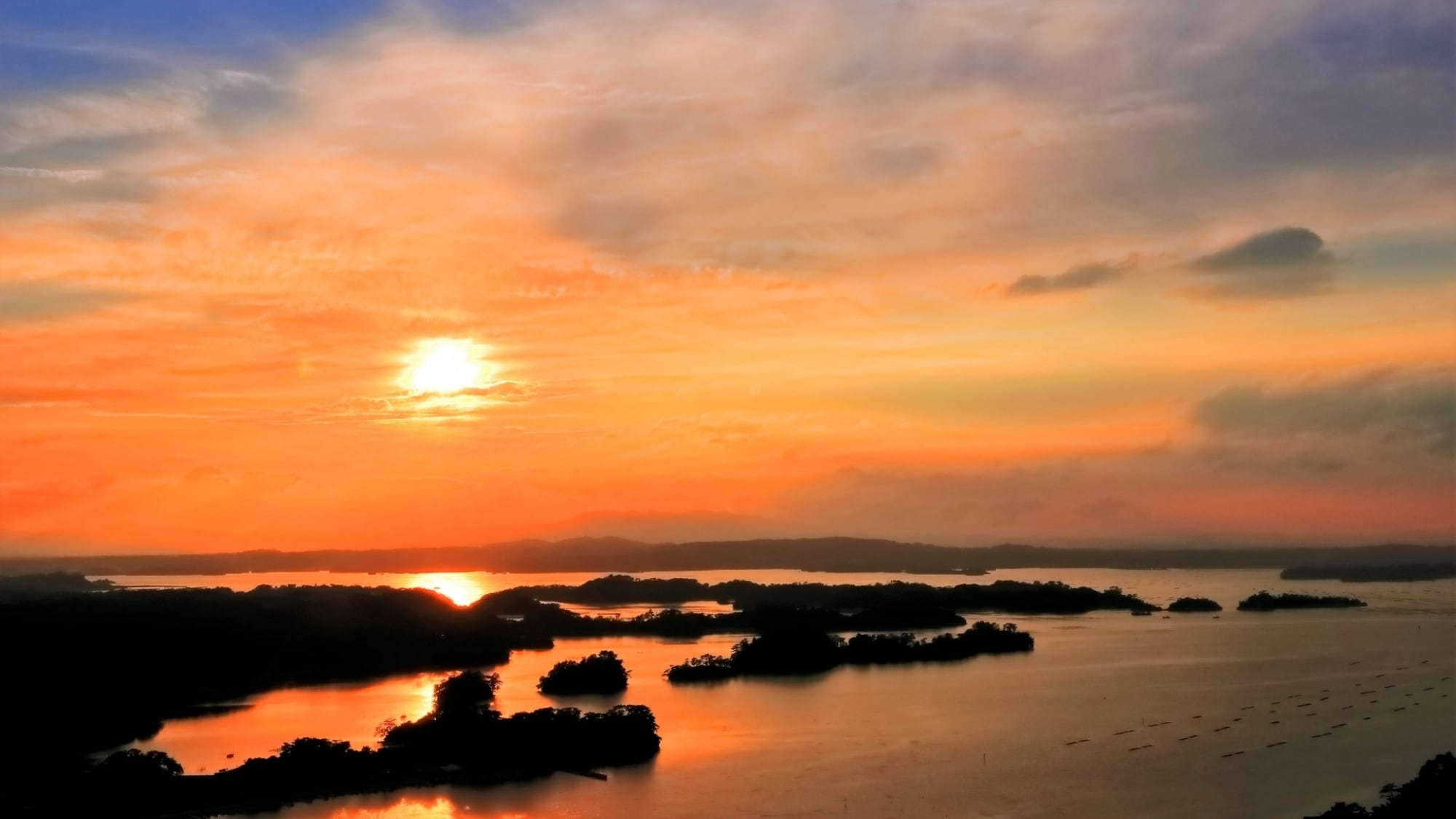 [Matahari terbenam terlihat dari Otakamori] Pemandangan terbaik dari empat sudut pandang besar Matsushima. Cahaya keemasan Teluk Matsushima saat matahari terbenam adalah pemandangan yang spektakuler