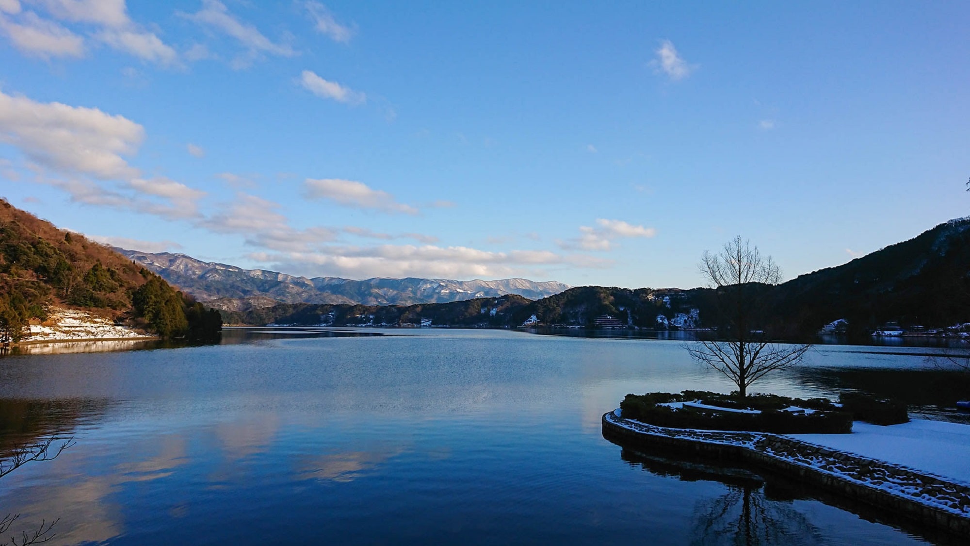 Danau Suigetsu dilihat dari bunga Suigetsu