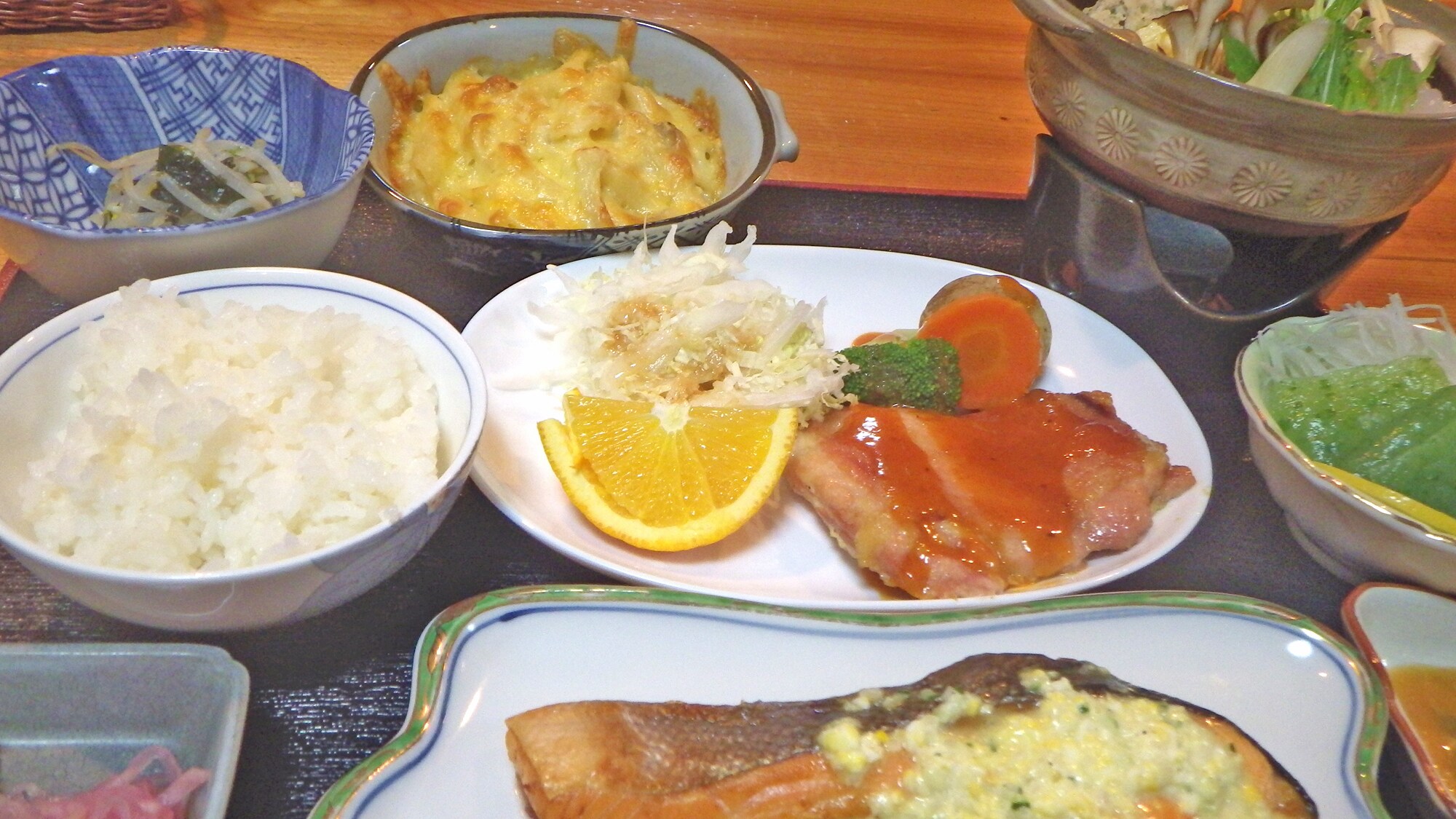 *[ตัวอย่างอาหารเย็น] อาหารชนบทอบอุ่นแบบโฮมเมดที่เจ้าของร้านปรุงด้วยความรัก