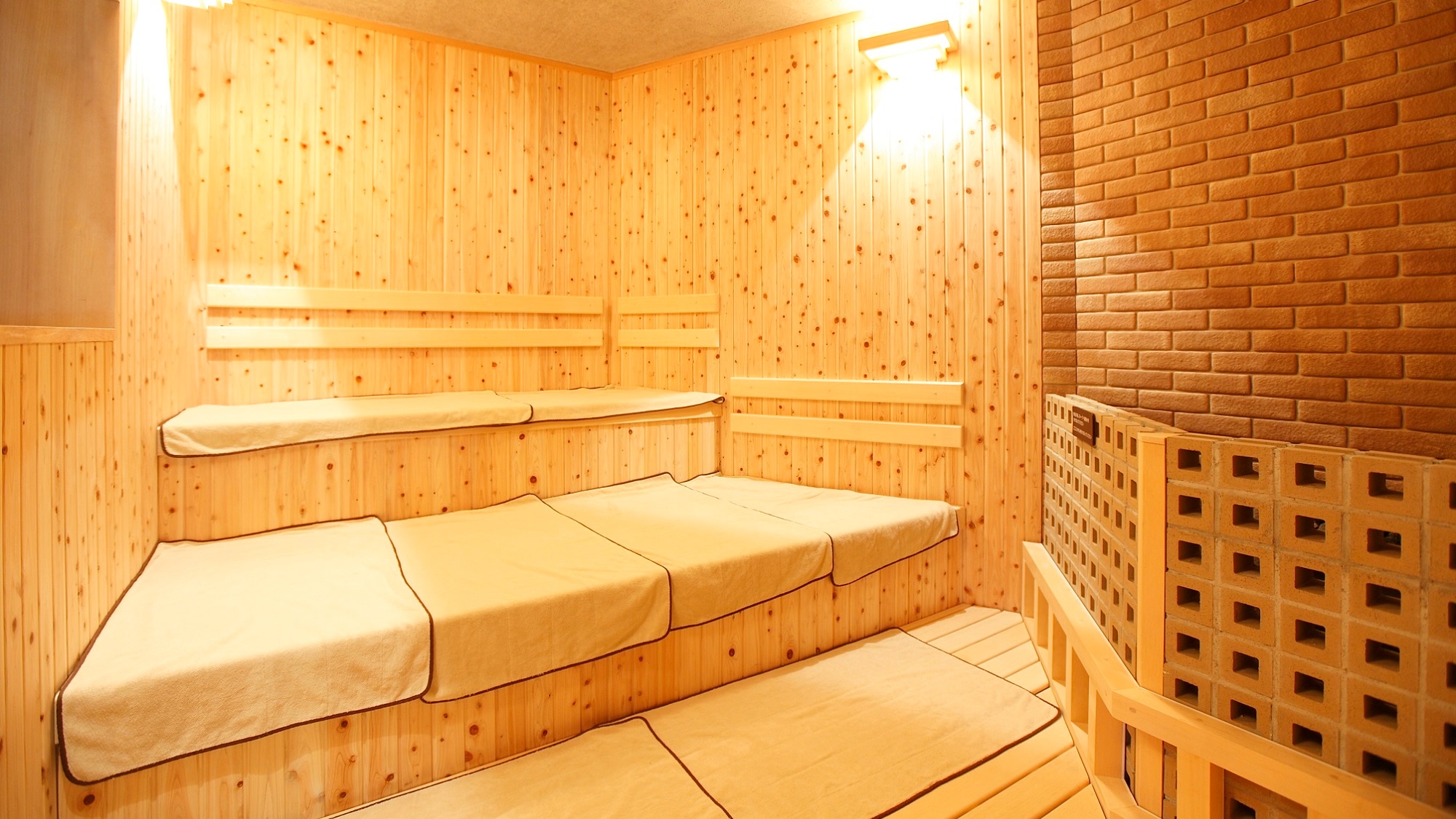 ห้องอาบน้ำใหญ่/ซาวน่าชาย (อุณหภูมิประมาณ 95°C พร้อมทีวี จุได้ 7 ท่าน)