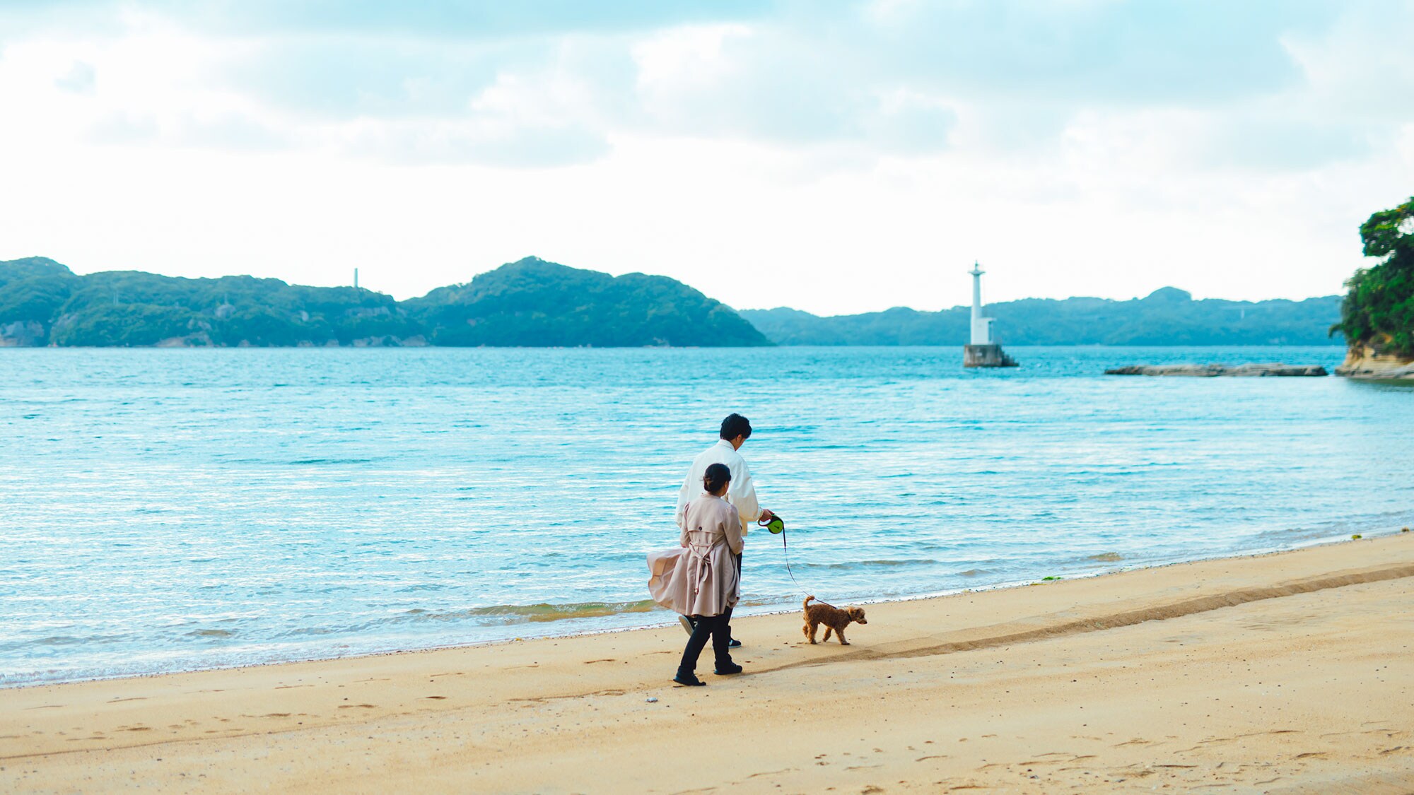 [Hatsuzaki Beach] The blue sea and white sandy beach are a great location, making it a popular spot for walking with pets.