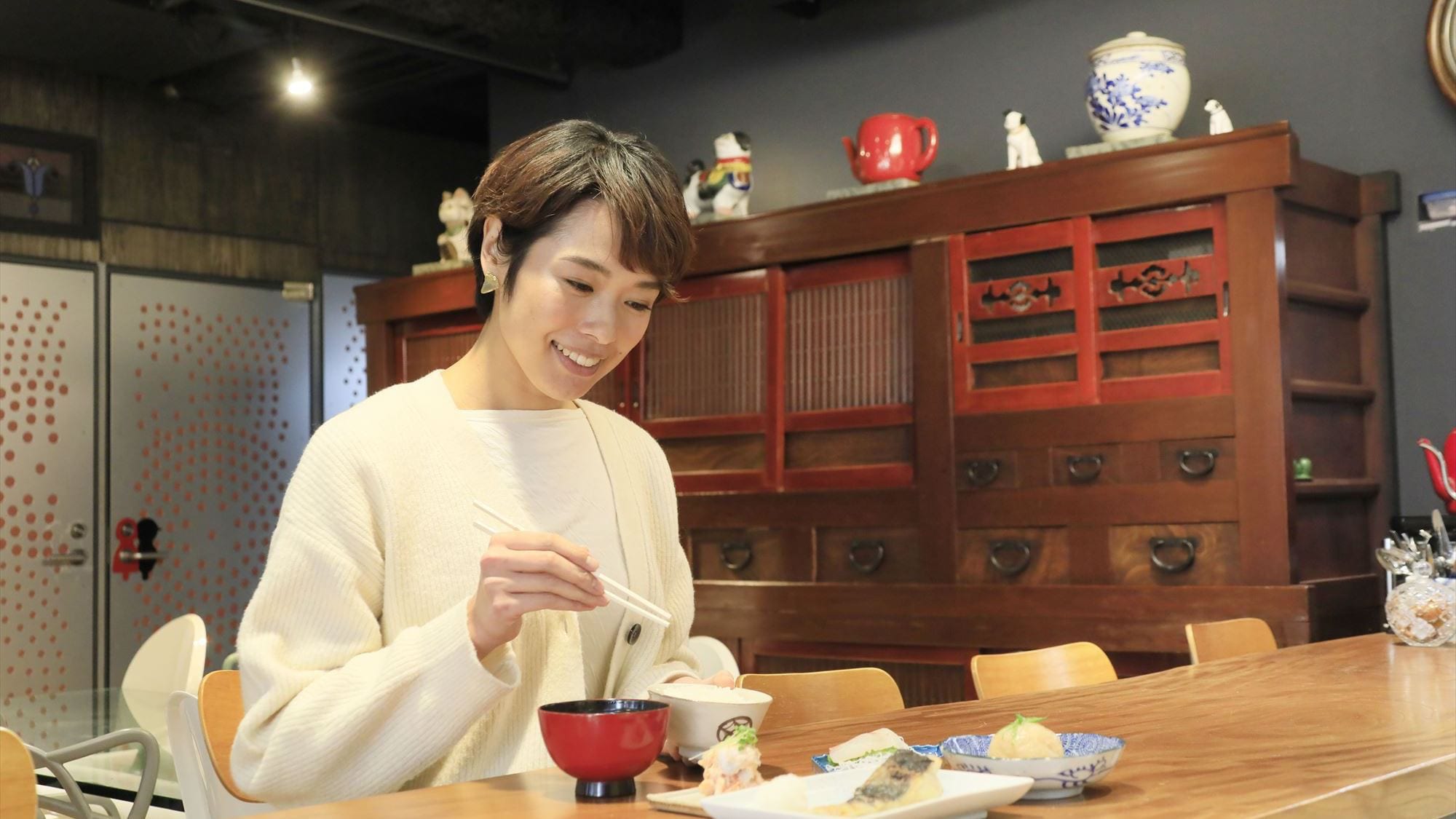 You can enjoy your meal surrounded by antiques and modern items.