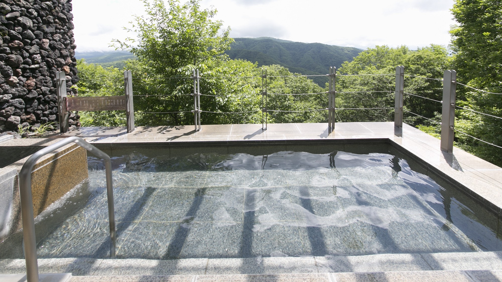 [Ladies' bathroom] [Open-air observation bath] Enjoy relaxing in the midst of nature.